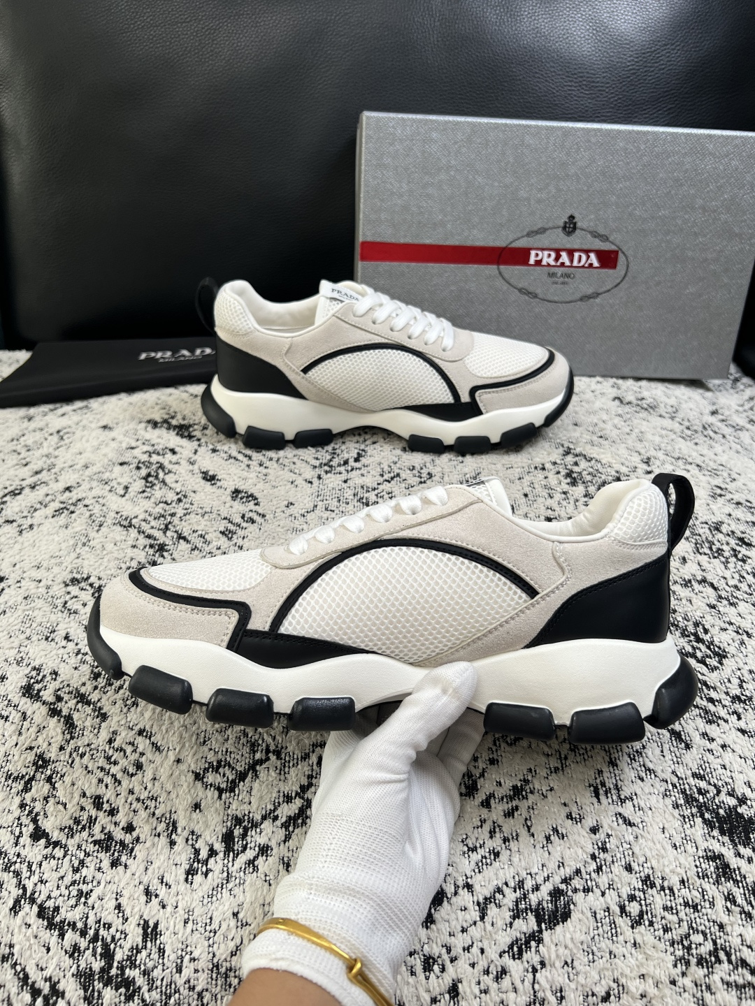 PRADA  高品质  顶级工艺品 普拉达 专柜同步 原厂配置，意大利进口原版牛皮面料，透气舒适进口水染牛里垫，鞋底：原