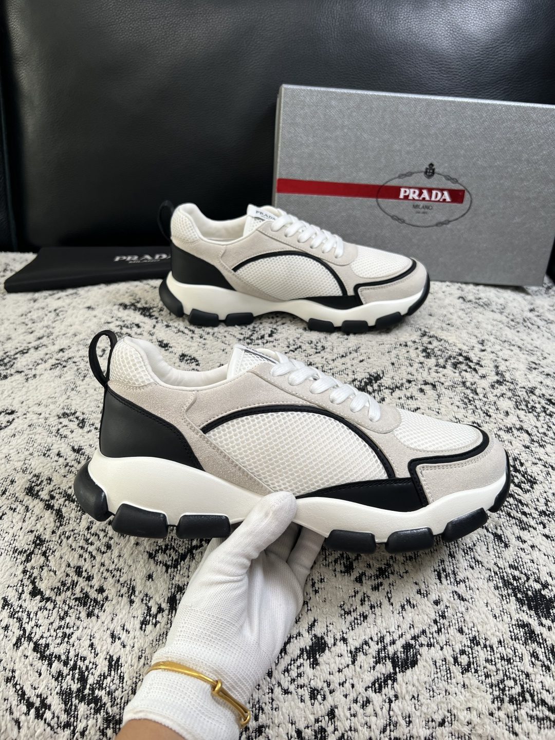 PRADA  高品质  顶级工艺品 普拉达 专柜同步 原厂配置，意大利进口原版牛皮面料，透气舒适进口水染牛里垫，鞋底：原