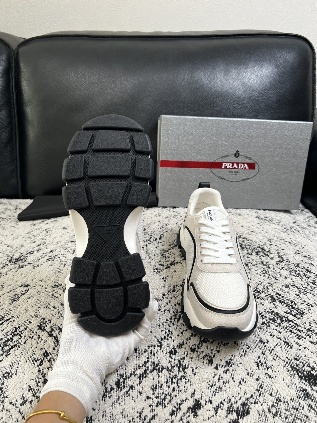 PRADA  高品质  顶级工艺品 普拉达 专柜同步 原厂配置，意大利进口原版牛皮面料，透气舒适进口水染牛里垫，鞋底：原
