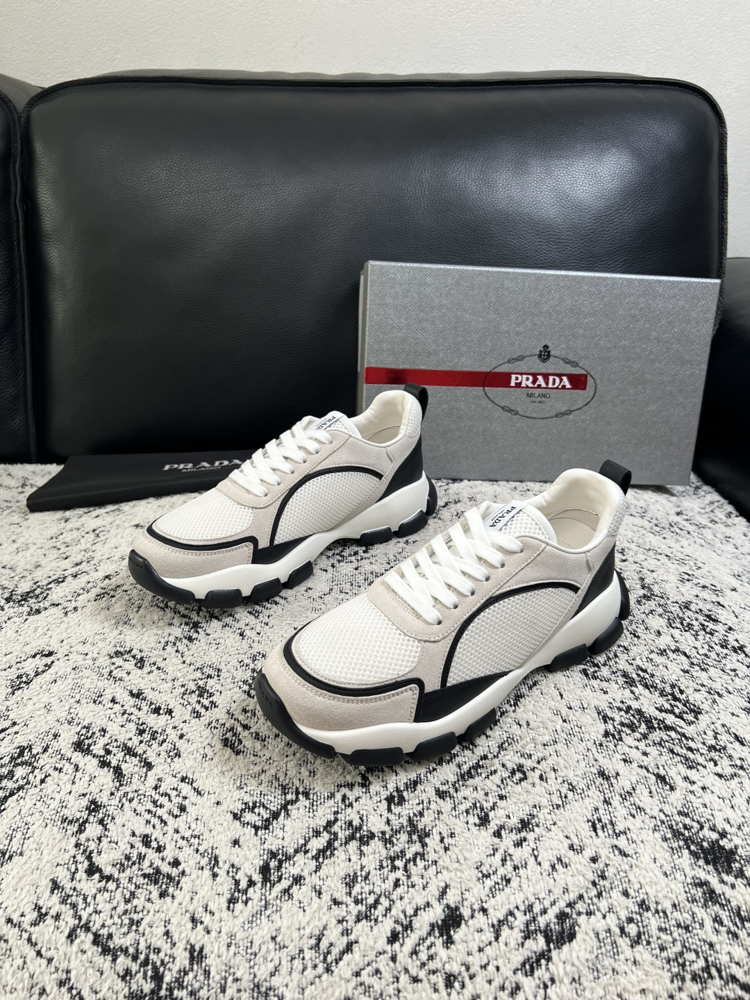 PRADA  高品质  顶级工艺品 普拉达 专柜同步 原厂配置，意大利进口原版牛皮面料，透气舒适进口水染牛里垫，鞋底：原