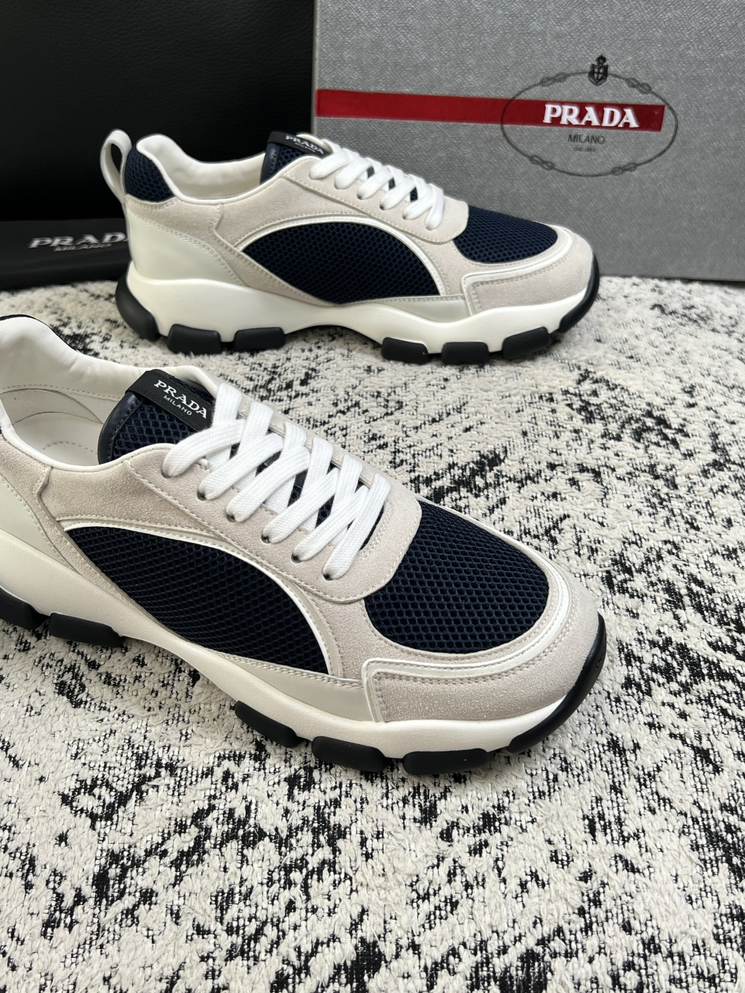 PRADA  高品质  顶级工艺品 普拉达 专柜同步 原厂配置，意大利进口原版牛皮面料，透气舒适进口水染牛里垫，鞋底：原