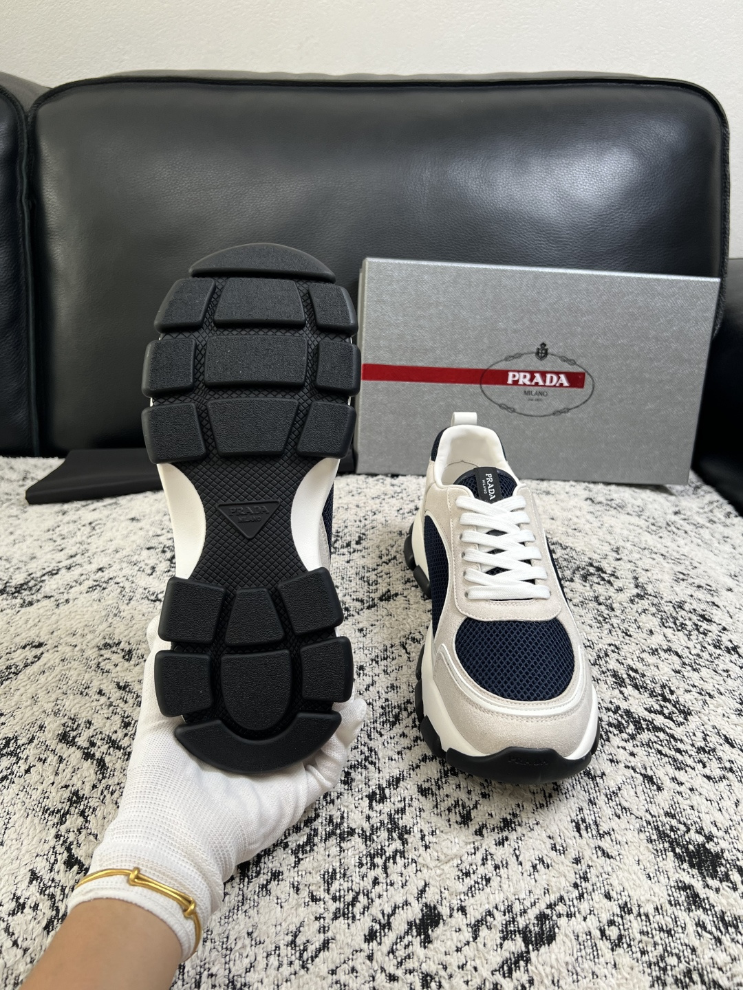 PRADA  高品质  顶级工艺品 普拉达 专柜同步 原厂配置，意大利进口原版牛皮面料，透气舒适进口水染牛里垫，鞋底：原