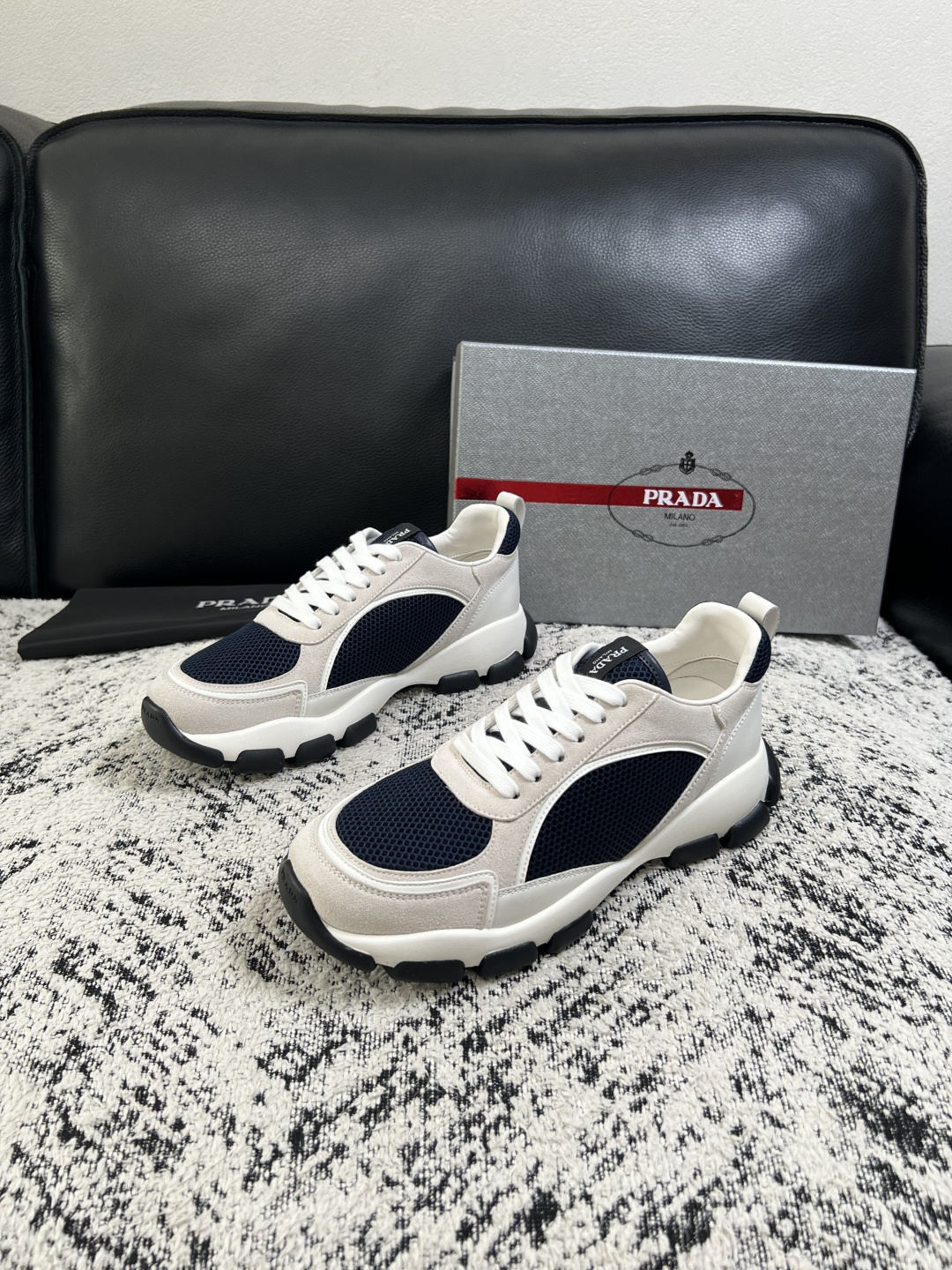 PRADA  高品质  顶级工艺品 普拉达 专柜同步 原厂配置，意大利进口原版牛皮面料，透气舒适进口水染牛里垫，鞋底：原