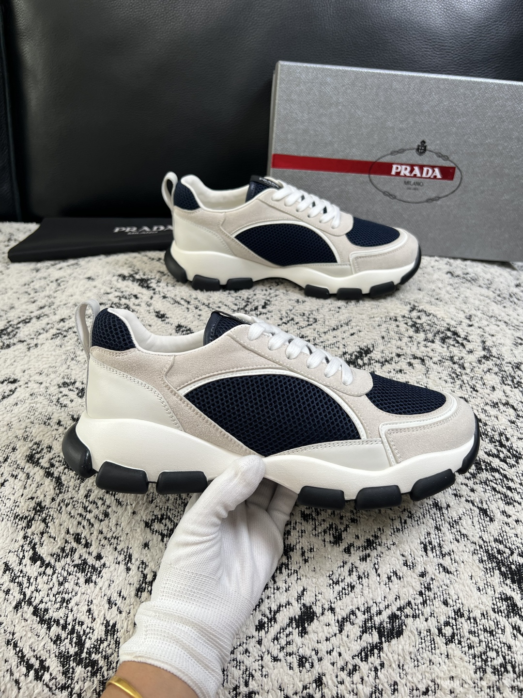 PRADA  高品质  顶级工艺品 普拉达 专柜同步 原厂配置，意大利进口原版牛皮面料，透气舒适进口水染牛里垫，鞋底：原