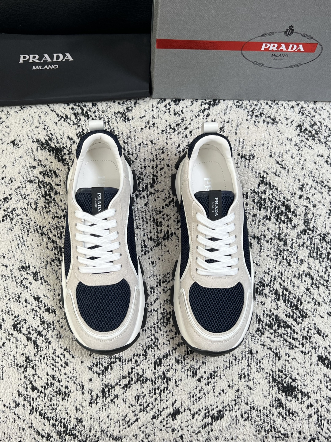 PRADA  高品质  顶级工艺品 普拉达 专柜同步 原厂配置，意大利进口原版牛皮面料，透气舒适进口水染牛里垫，鞋底：原