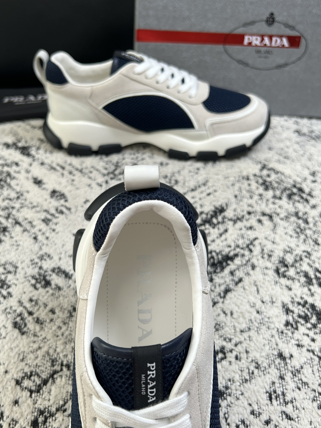 PRADA  高品质  顶级工艺品 普拉达 专柜同步 原厂配置，意大利进口原版牛皮面料，透气舒适进口水染牛里垫，鞋底：原