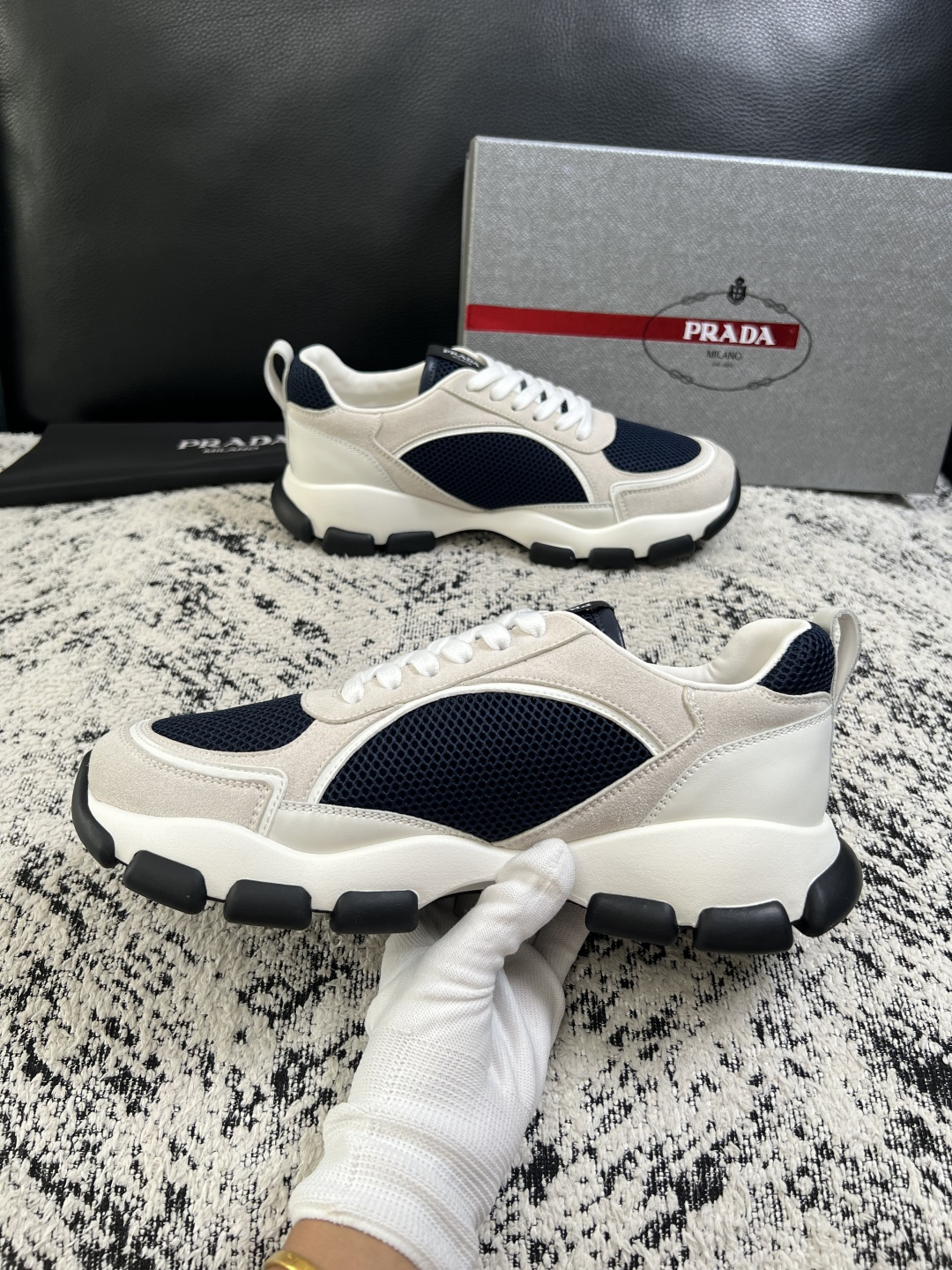 PRADA  高品质  顶级工艺品 普拉达 专柜同步 原厂配置，意大利进口原版牛皮面料，透气舒适进口水染牛里垫，鞋底：原