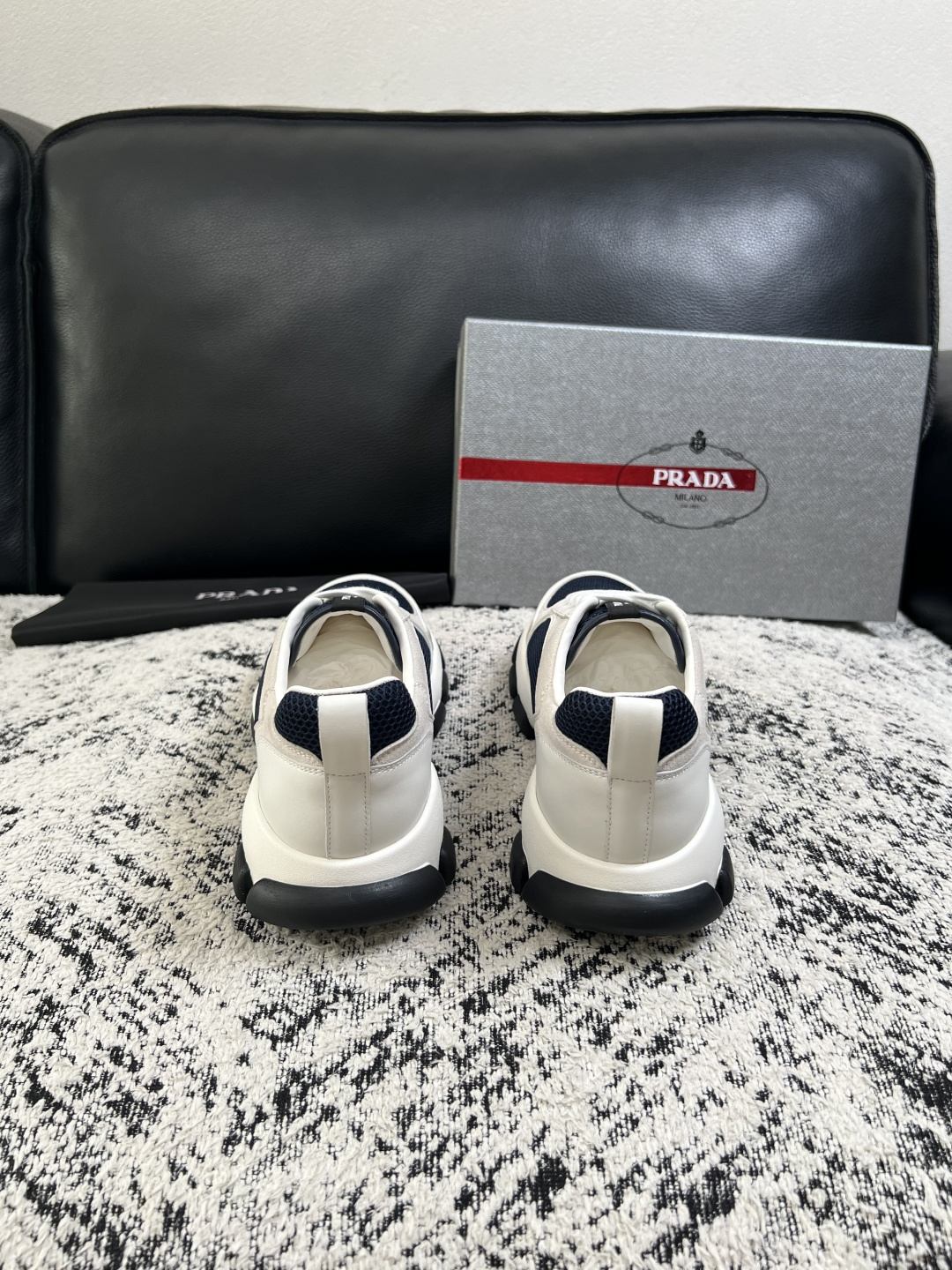 PRADA  高品质  顶级工艺品 普拉达 专柜同步 原厂配置，意大利进口原版牛皮面料，透气舒适进口水染牛里垫，鞋底：原