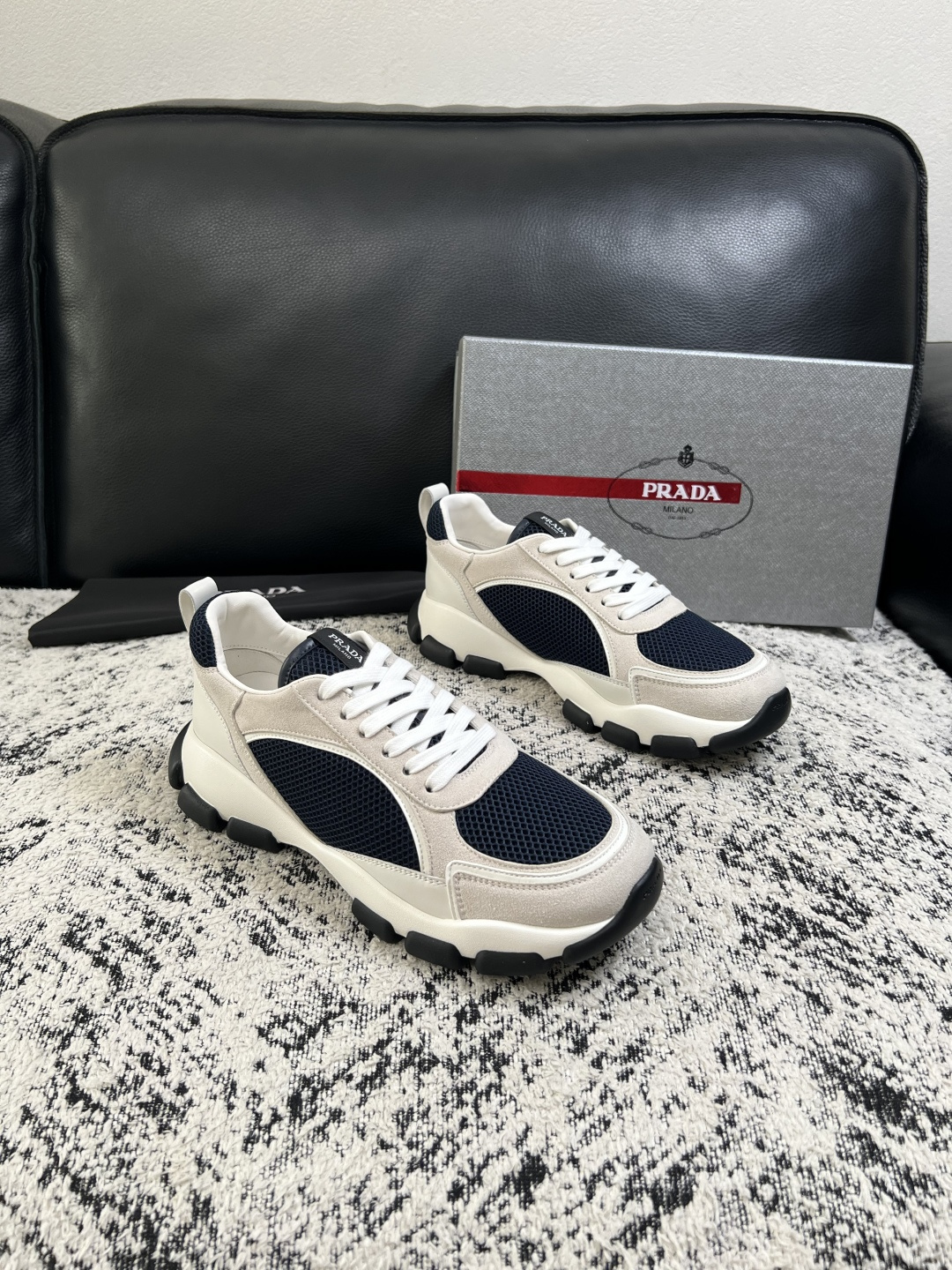 PRADA  高品质  顶级工艺品 普拉达 专柜同步 原厂配置，意大利进口原版牛皮面料，透气舒适进口水染牛里垫，鞋底：原