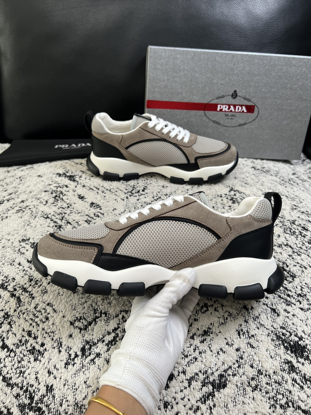 PRADA  高品质  顶级工艺品 普拉达 专柜同步 原厂配置，意大利进口原版牛皮面料，透气舒适进口水染牛里垫，鞋底：原