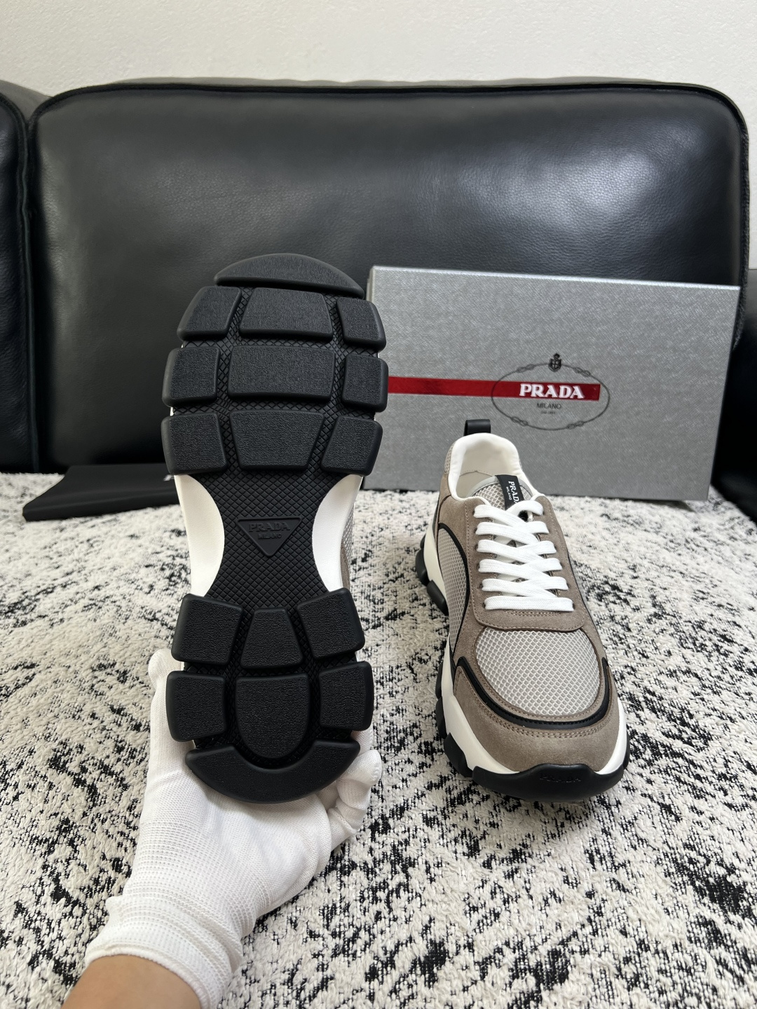 PRADA  高品质  顶级工艺品 普拉达 专柜同步 原厂配置，意大利进口原版牛皮面料，透气舒适进口水染牛里垫，鞋底：原