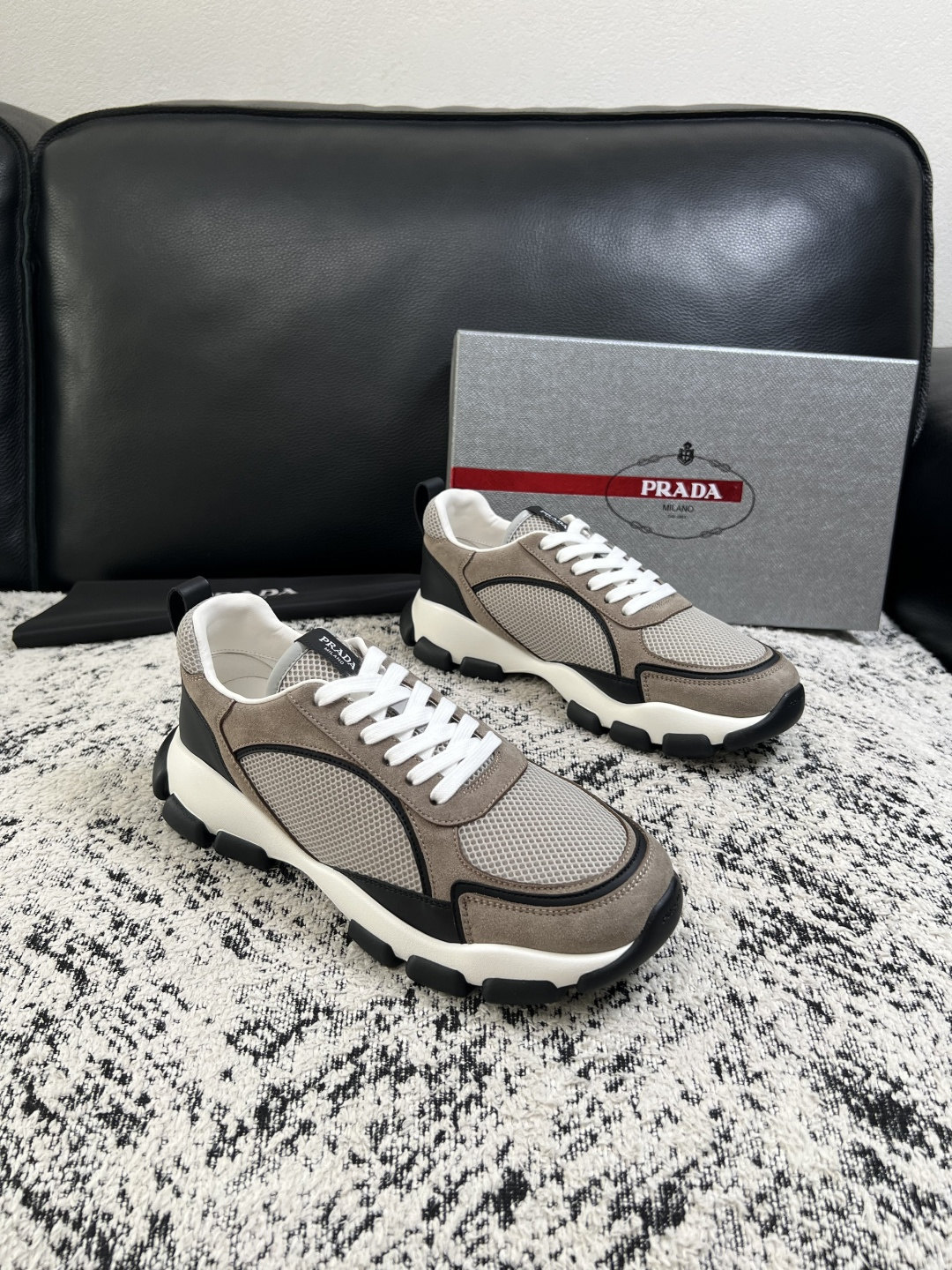 PRADA  高品质  顶级工艺品 普拉达 专柜同步 原厂配置，意大利进口原版牛皮面料，透气舒适进口水染牛里垫，鞋底：原