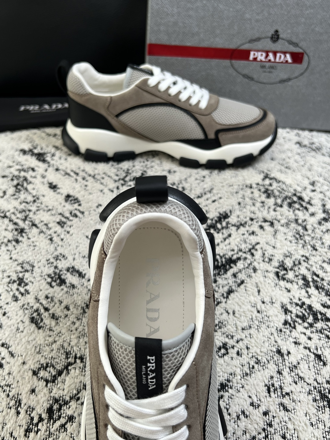 PRADA  高品质  顶级工艺品 普拉达 专柜同步 原厂配置，意大利进口原版牛皮面料，透气舒适进口水染牛里垫，鞋底：原
