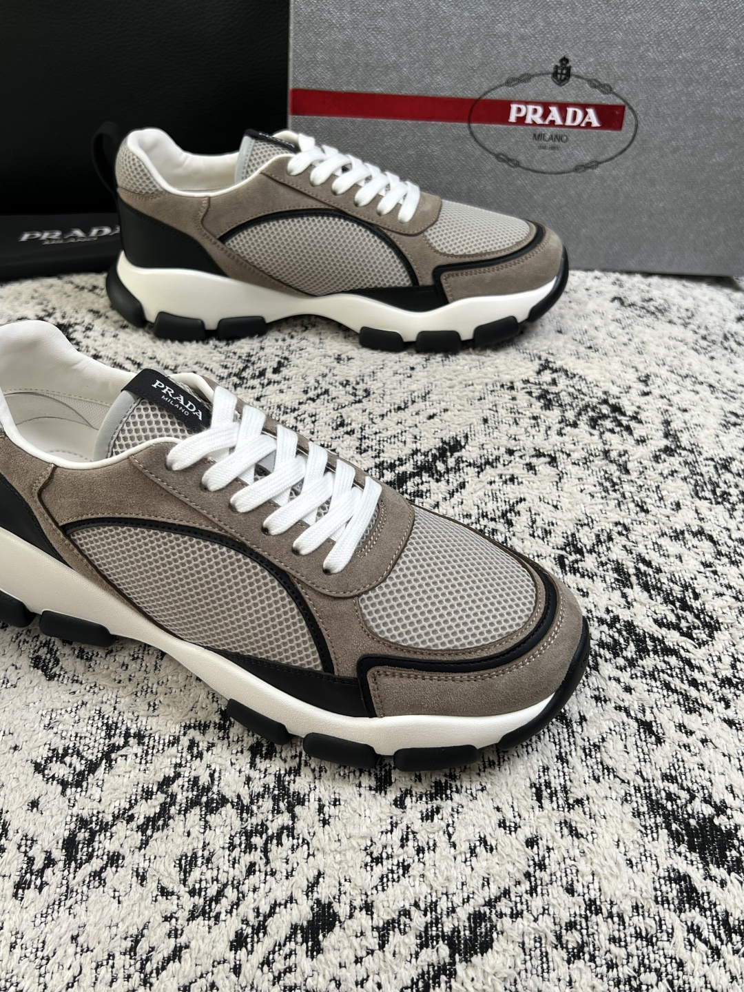 PRADA  高品质  顶级工艺品 普拉达 专柜同步 原厂配置，意大利进口原版牛皮面料，透气舒适进口水染牛里垫，鞋底：原