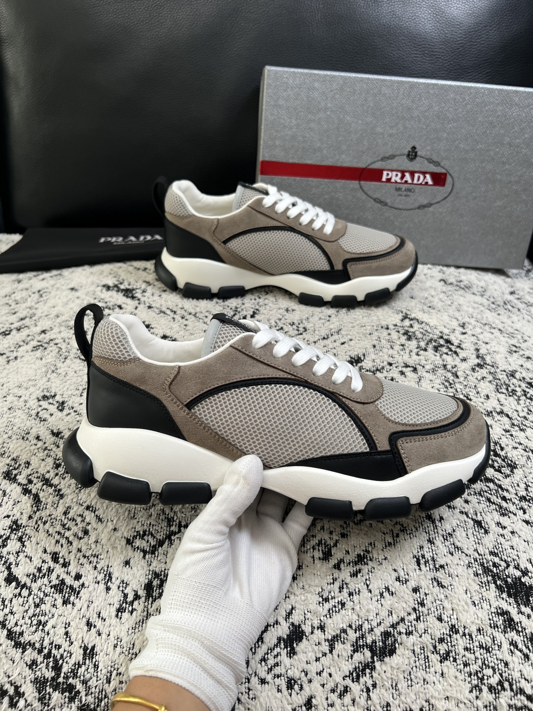 PRADA  高品质  顶级工艺品 普拉达 专柜同步 原厂配置，意大利进口原版牛皮面料，透气舒适进口水染牛里垫，鞋底：原