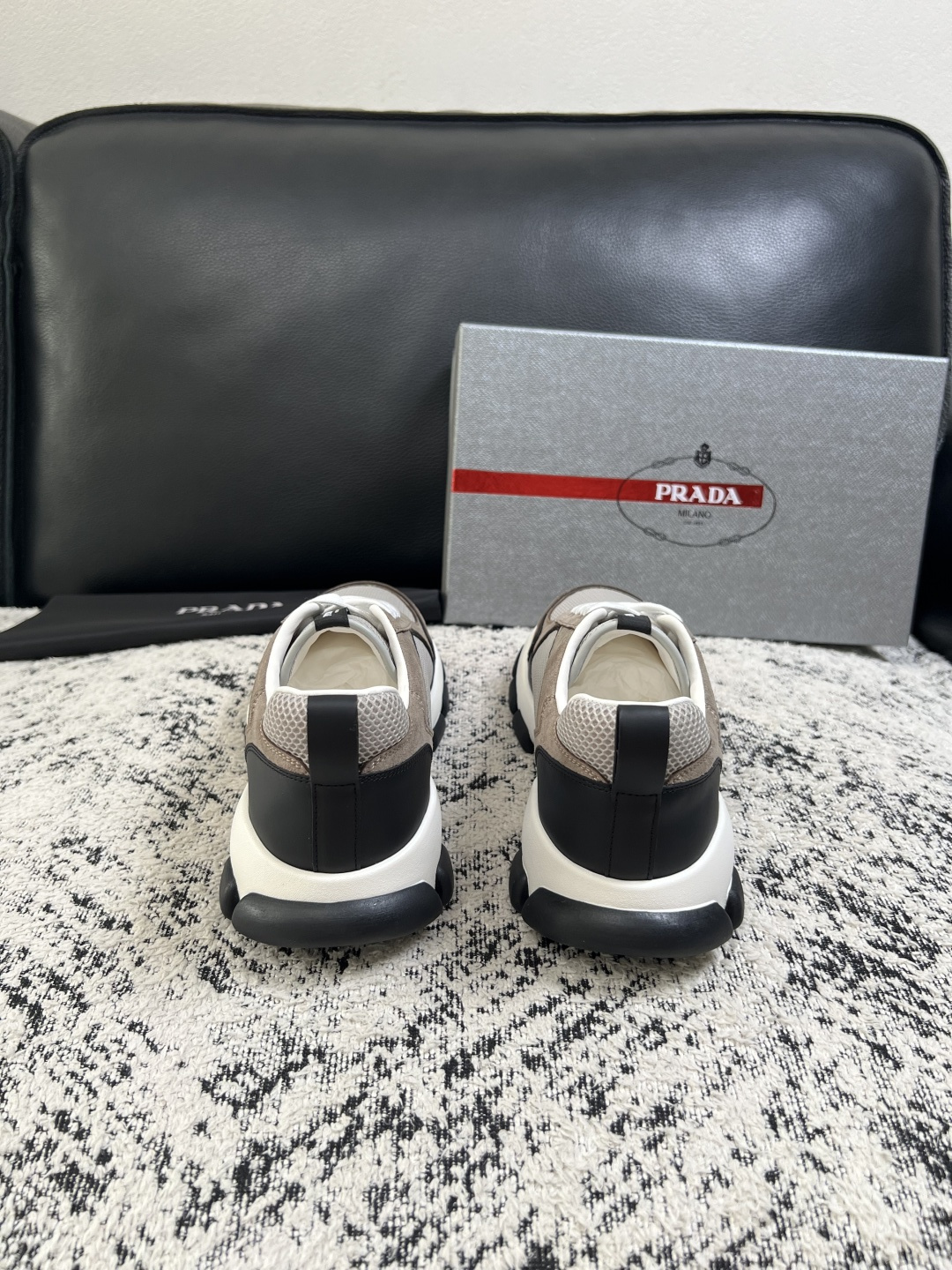 PRADA  高品质  顶级工艺品 普拉达 专柜同步 原厂配置，意大利进口原版牛皮面料，透气舒适进口水染牛里垫，鞋底：原