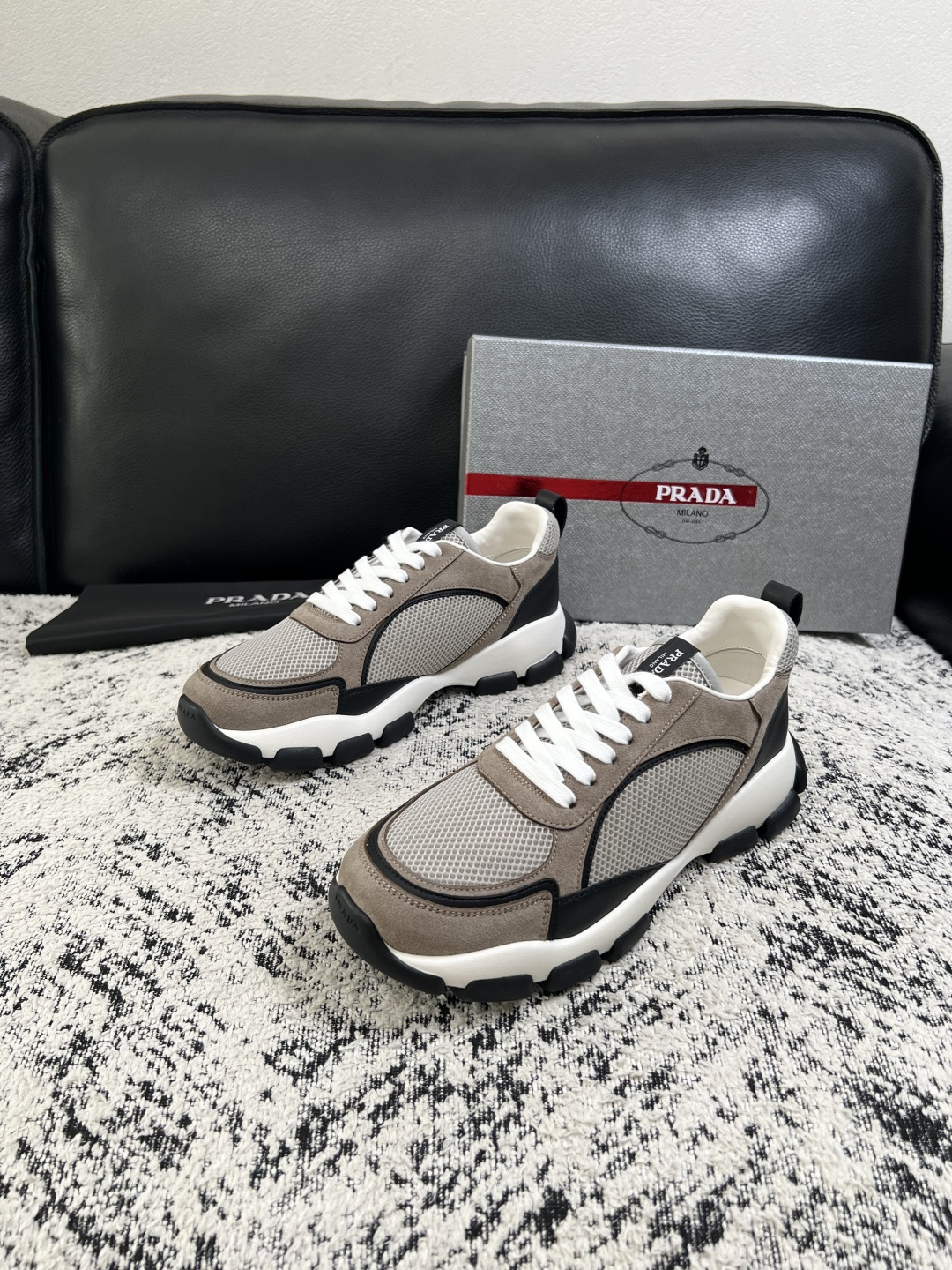PRADA  高品质  顶级工艺品 普拉达 专柜同步 原厂配置，意大利进口原版牛皮面料，透气舒适进口水染牛里垫，鞋底：原
