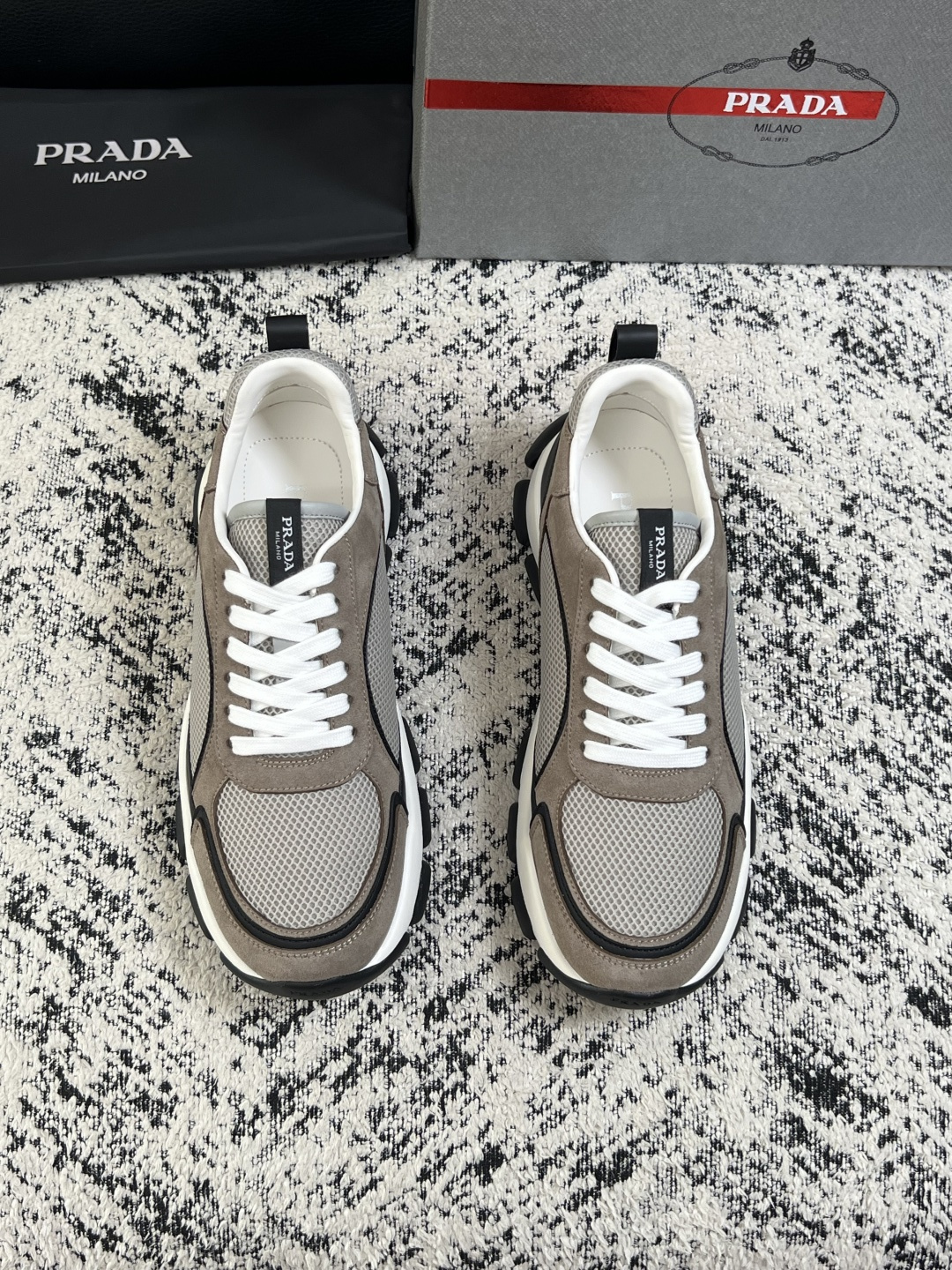 PRADA  高品质  顶级工艺品 普拉达 专柜同步 原厂配置，意大利进口原版牛皮面料，透气舒适进口水染牛里垫，鞋底：原