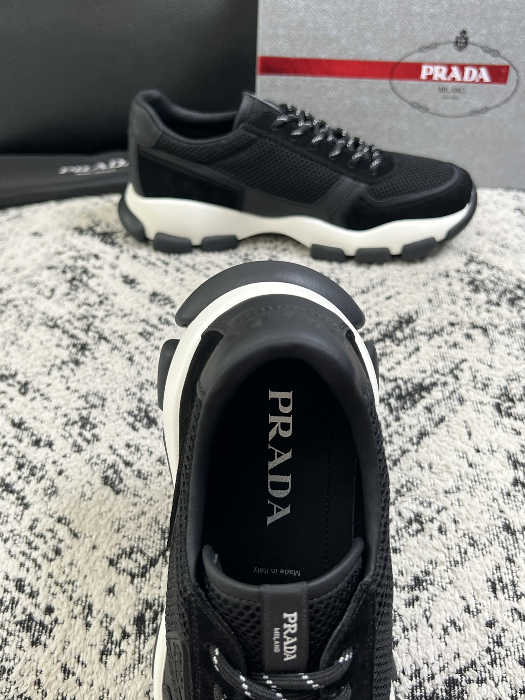 PRADA  高品质  顶级工艺品 普拉达 专柜同步 原厂配置，意大利进口原版牛皮面料，透气舒适进口水染牛里垫，鞋底：原