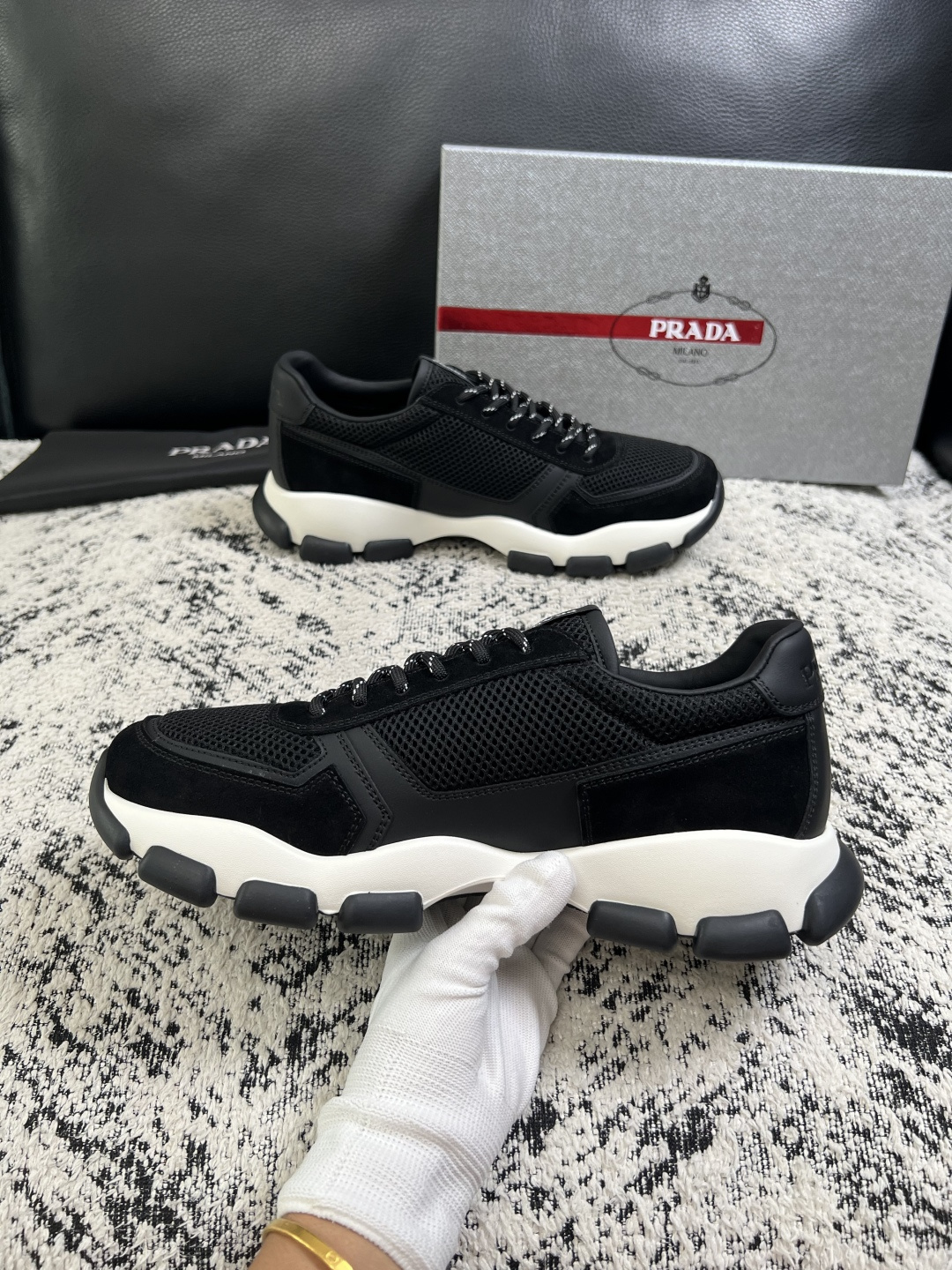 PRADA  高品质  顶级工艺品 普拉达 专柜同步 原厂配置，意大利进口原版牛皮面料，透气舒适进口水染牛里垫，鞋底：原
