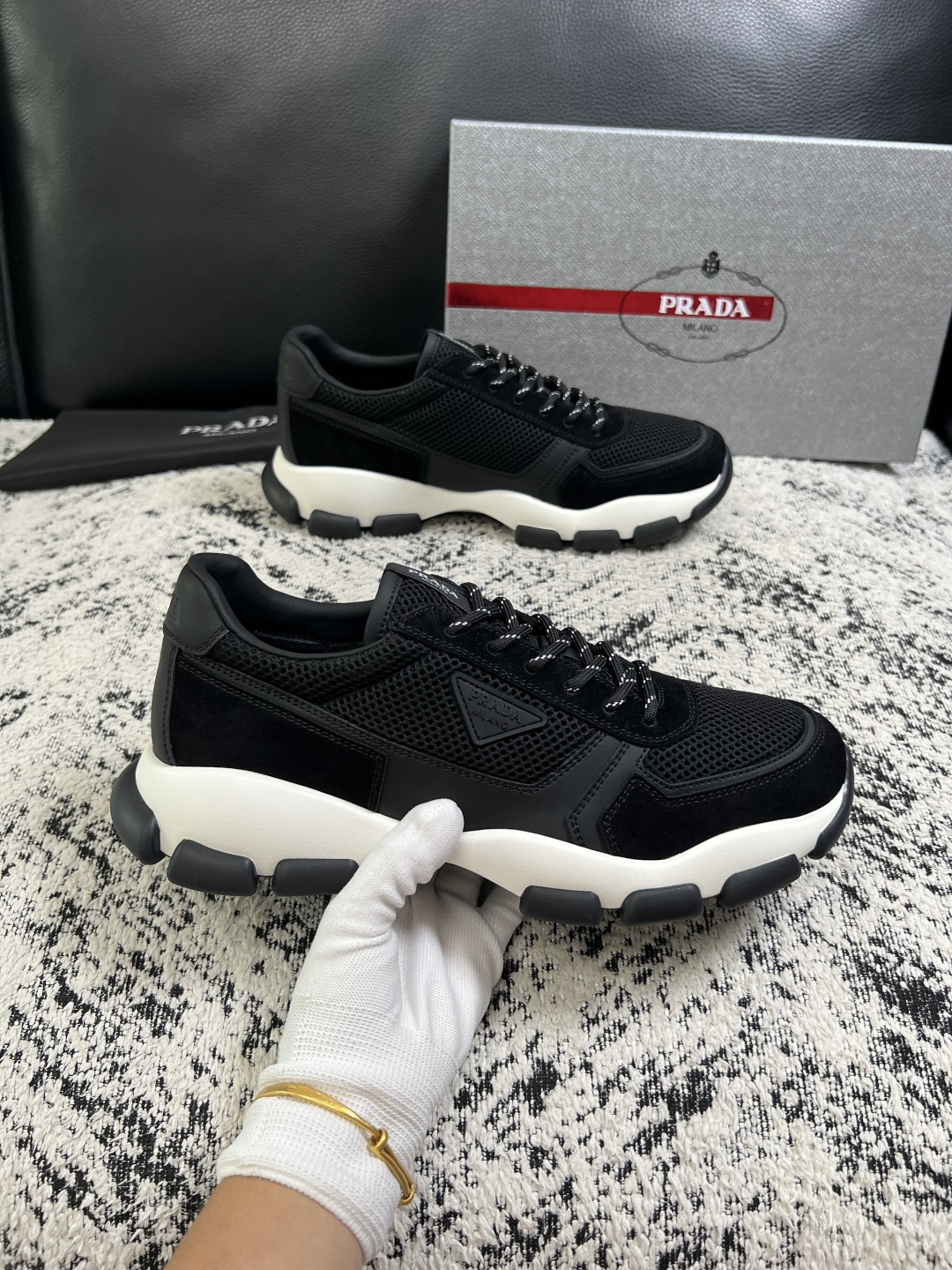 PRADA  高品质  顶级工艺品 普拉达 专柜同步 原厂配置，意大利进口原版牛皮面料，透气舒适进口水染牛里垫，鞋底：原