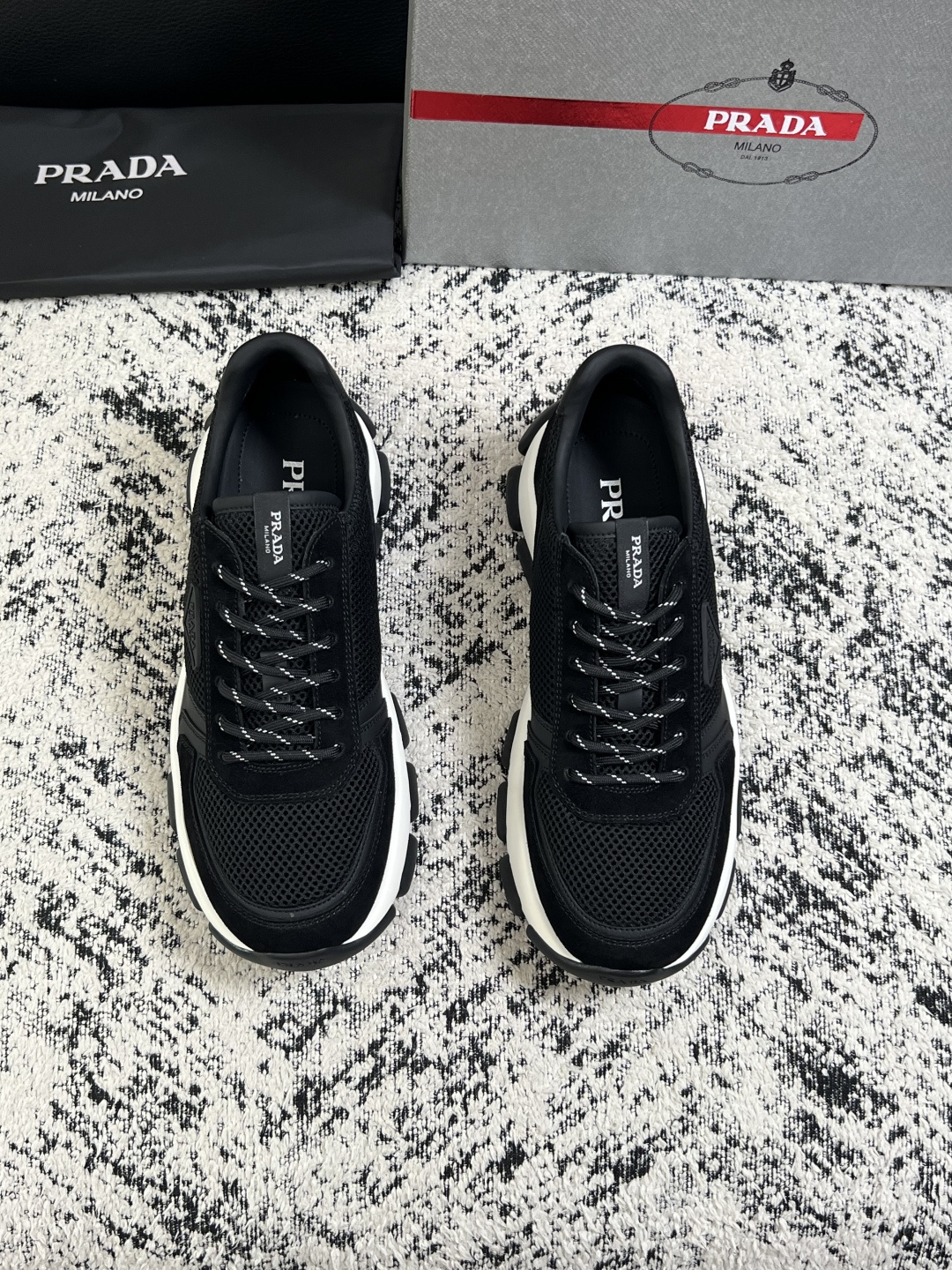 PRADA  高品质  顶级工艺品 普拉达 专柜同步 原厂配置，意大利进口原版牛皮面料，透气舒适进口水染牛里垫，鞋底：原