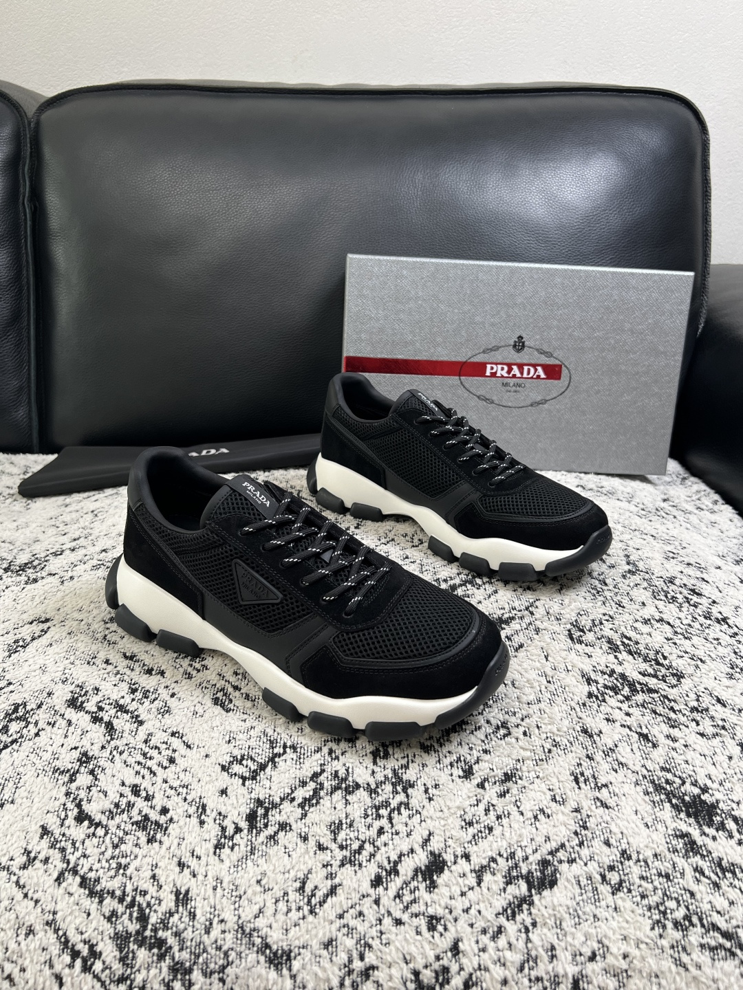 PRADA  高品质  顶级工艺品 普拉达 专柜同步 原厂配置，意大利进口原版牛皮面料，透气舒适进口水染牛里垫，鞋底：原