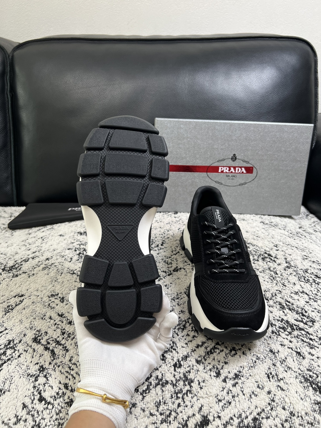 PRADA  高品质  顶级工艺品 普拉达 专柜同步 原厂配置，意大利进口原版牛皮面料，透气舒适进口水染牛里垫，鞋底：原