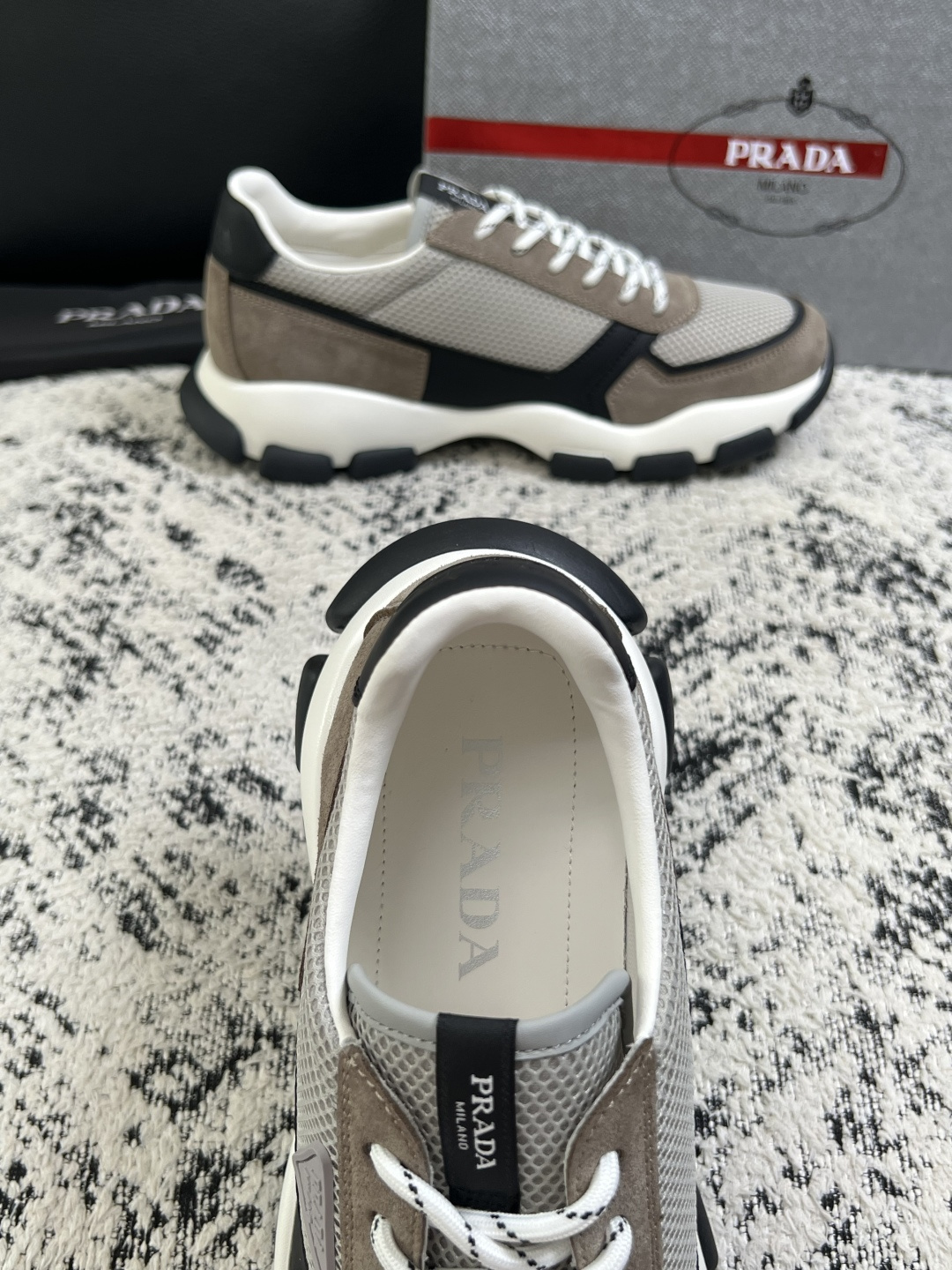 PRADA  高品质  顶级工艺品 普拉达 专柜同步 原厂配置，意大利进口原版牛皮面料，透气舒适进口水染牛里垫，鞋底：原