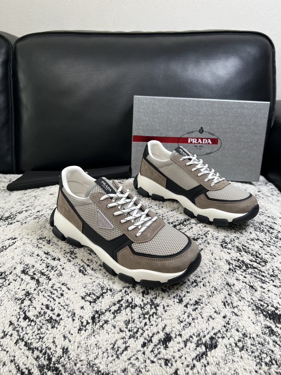 PRADA  高品质  顶级工艺品 普拉达 专柜同步 原厂配置，意大利进口原版牛皮面料，透气舒适进口水染牛里垫，鞋底：原