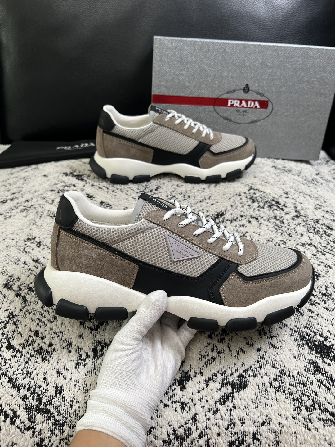 PRADA  高品质  顶级工艺品 普拉达 专柜同步 原厂配置，意大利进口原版牛皮面料，透气舒适进口水染牛里垫，鞋底：原