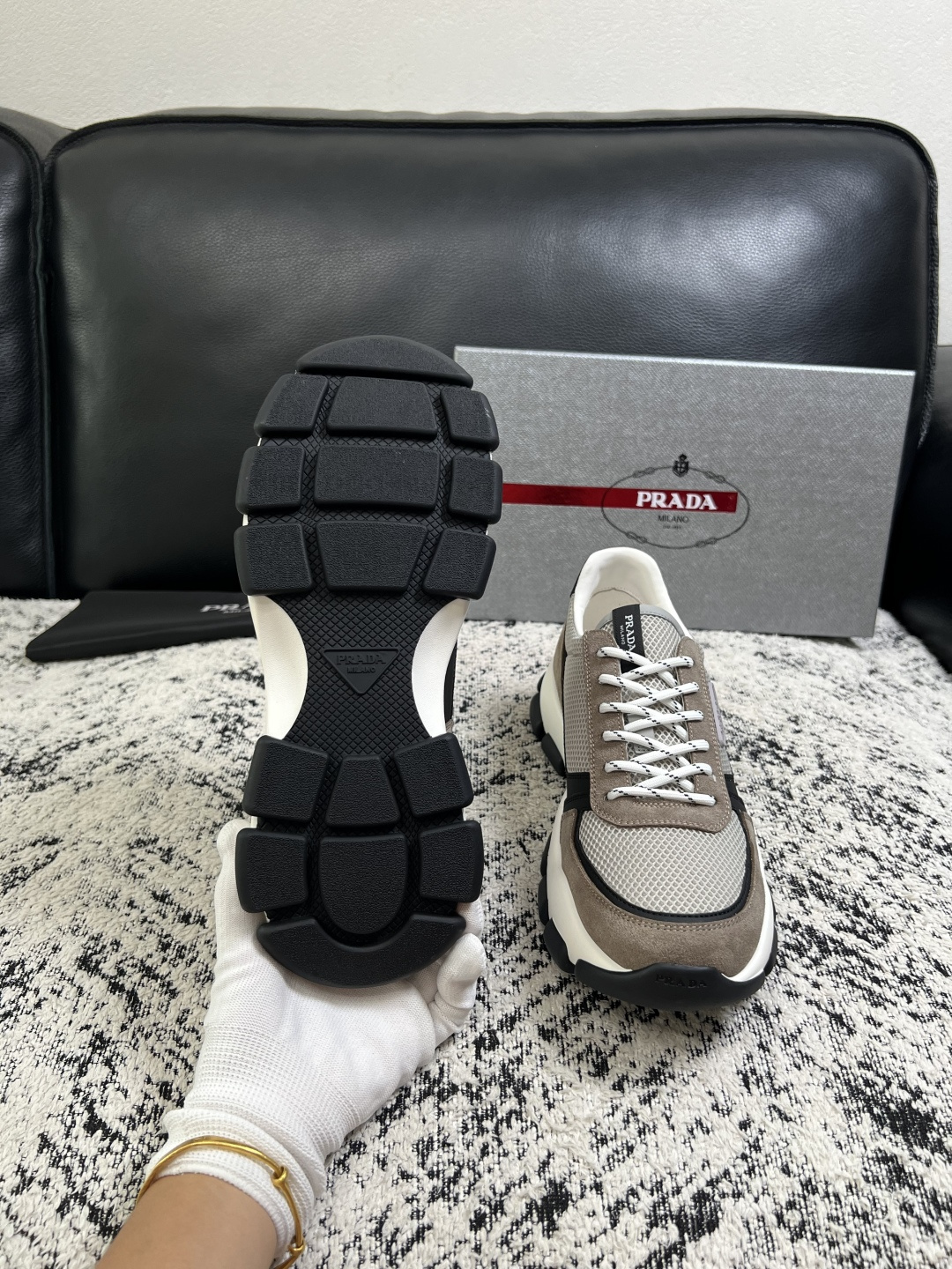 PRADA  高品质  顶级工艺品 普拉达 专柜同步 原厂配置，意大利进口原版牛皮面料，透气舒适进口水染牛里垫，鞋底：原