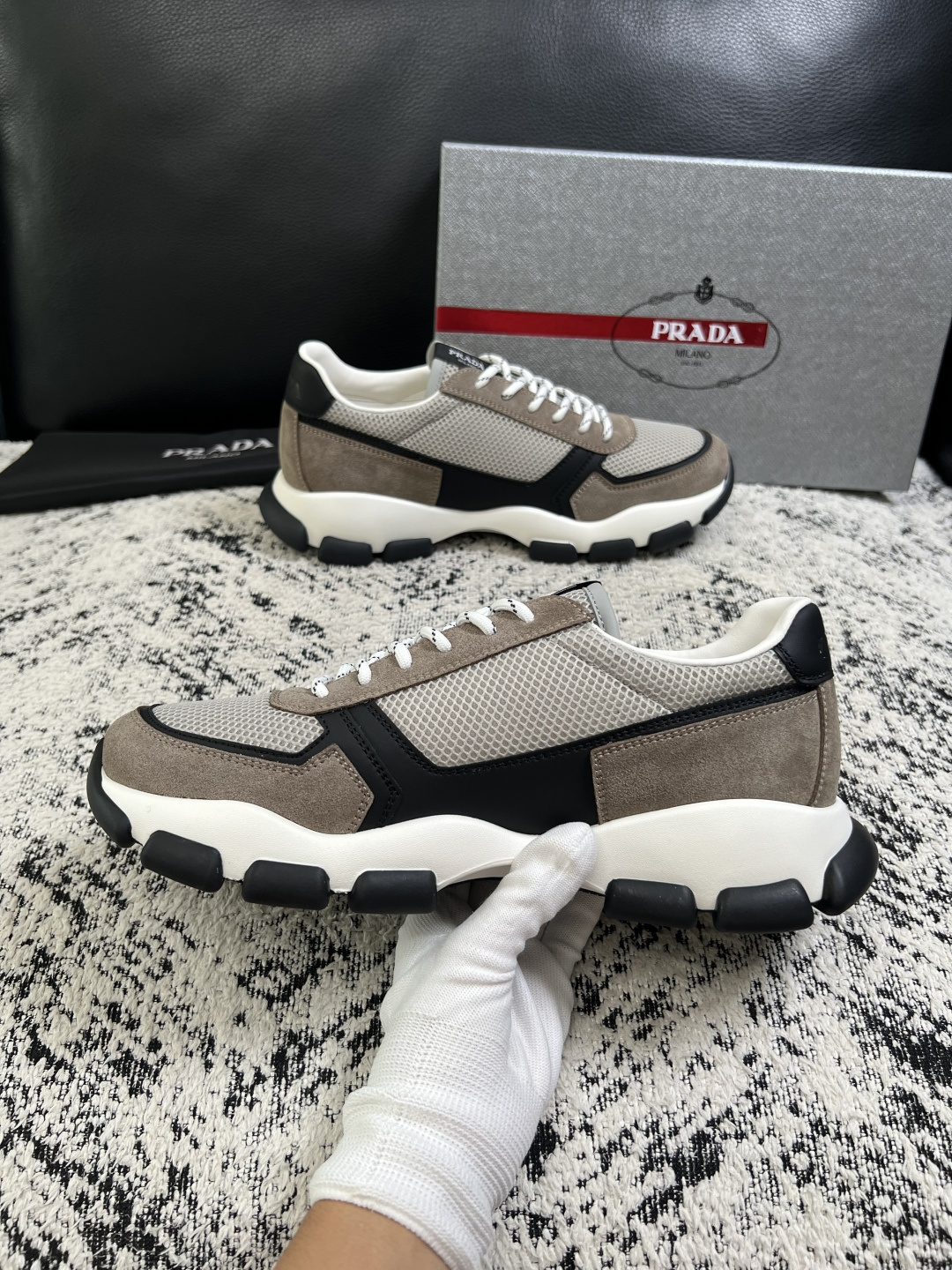 PRADA  高品质  顶级工艺品 普拉达 专柜同步 原厂配置，意大利进口原版牛皮面料，透气舒适进口水染牛里垫，鞋底：原