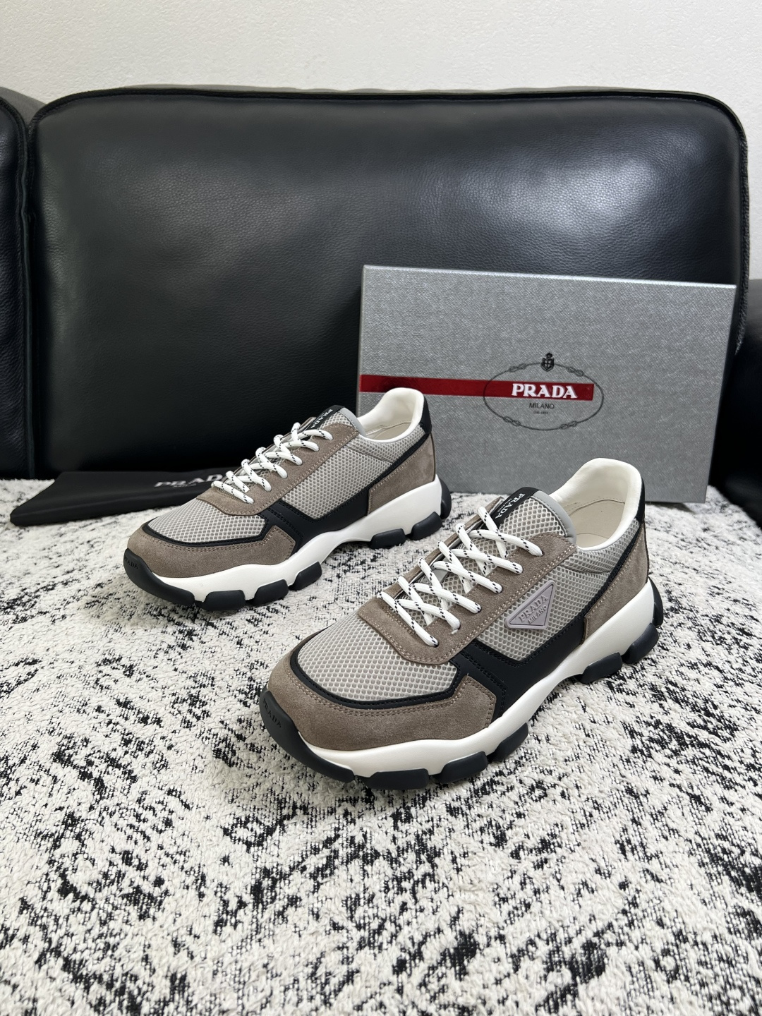 PRADA  高品质  顶级工艺品 普拉达 专柜同步 原厂配置，意大利进口原版牛皮面料，透气舒适进口水染牛里垫，鞋底：原