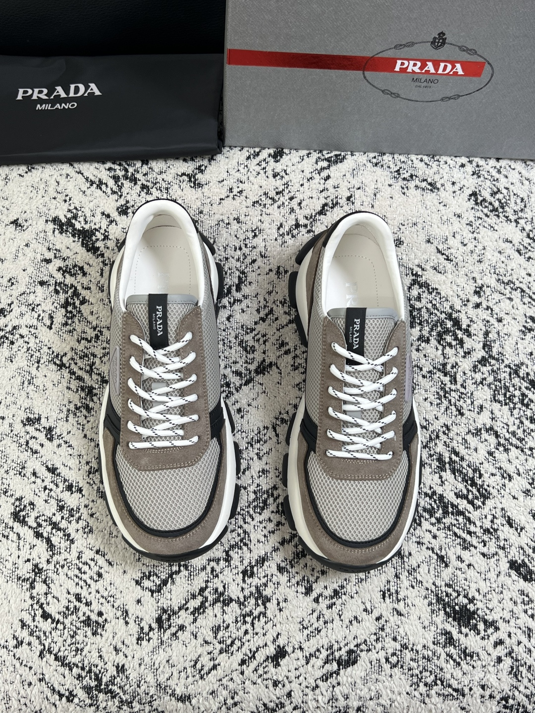 PRADA  高品质  顶级工艺品 普拉达 专柜同步 原厂配置，意大利进口原版牛皮面料，透气舒适进口水染牛里垫，鞋底：原