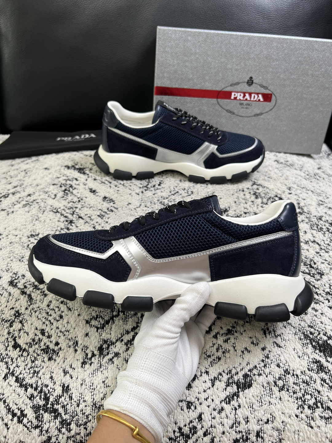 PRADA  高品质  顶级工艺品 普拉达 专柜同步 原厂配置，意大利进口原版牛皮面料，透气舒适进口水染牛里垫，鞋底：原