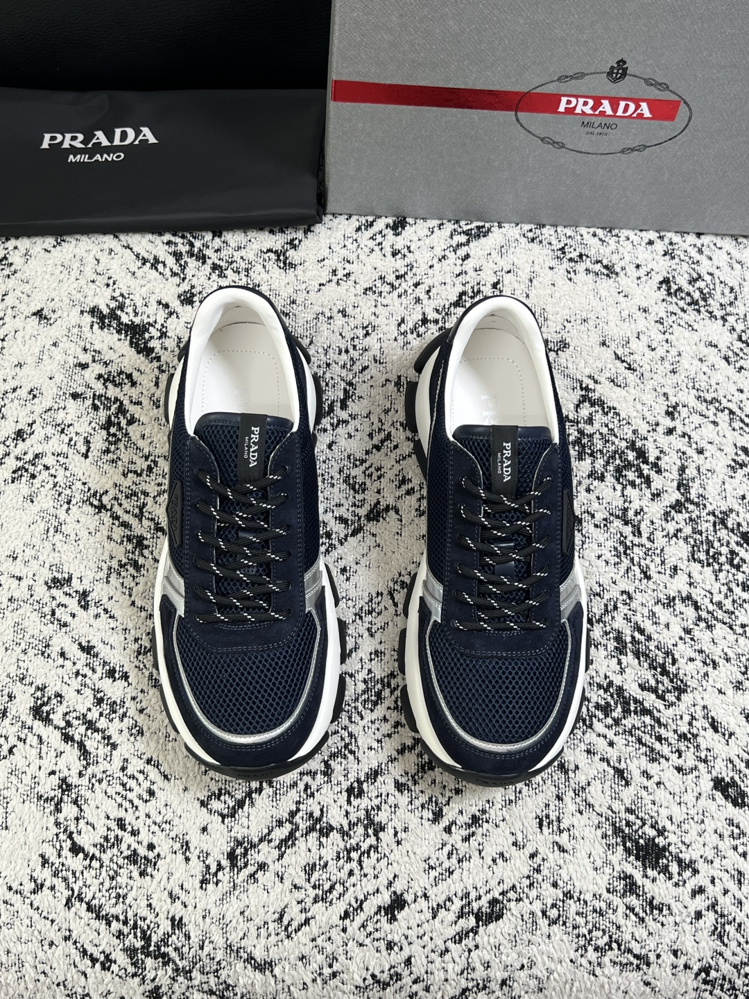 PRADA  高品质  顶级工艺品 普拉达 专柜同步 原厂配置，意大利进口原版牛皮面料，透气舒适进口水染牛里垫，鞋底：原