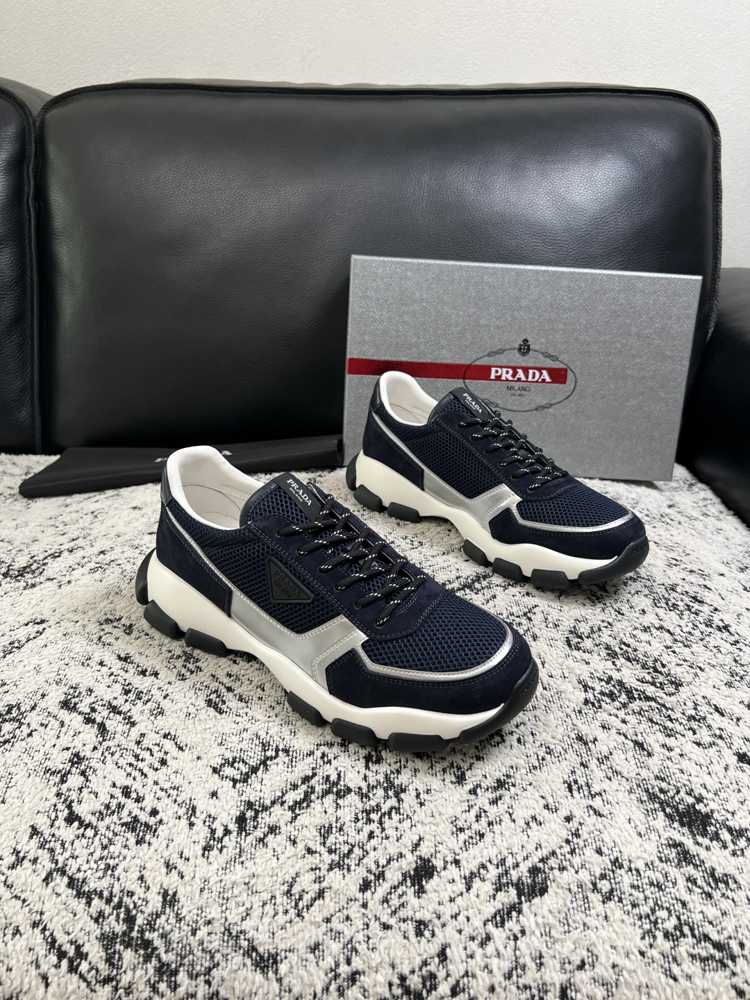 PRADA  高品质  顶级工艺品 普拉达 专柜同步 原厂配置，意大利进口原版牛皮面料，透气舒适进口水染牛里垫，鞋底：原