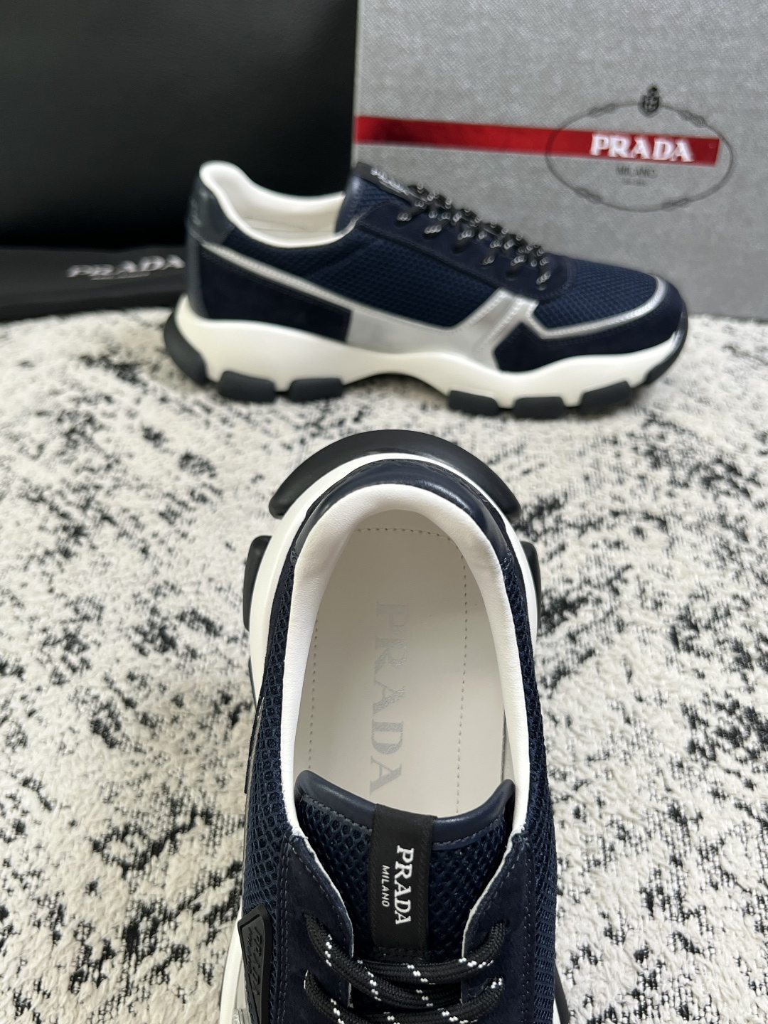 PRADA  高品质  顶级工艺品 普拉达 专柜同步 原厂配置，意大利进口原版牛皮面料，透气舒适进口水染牛里垫，鞋底：原