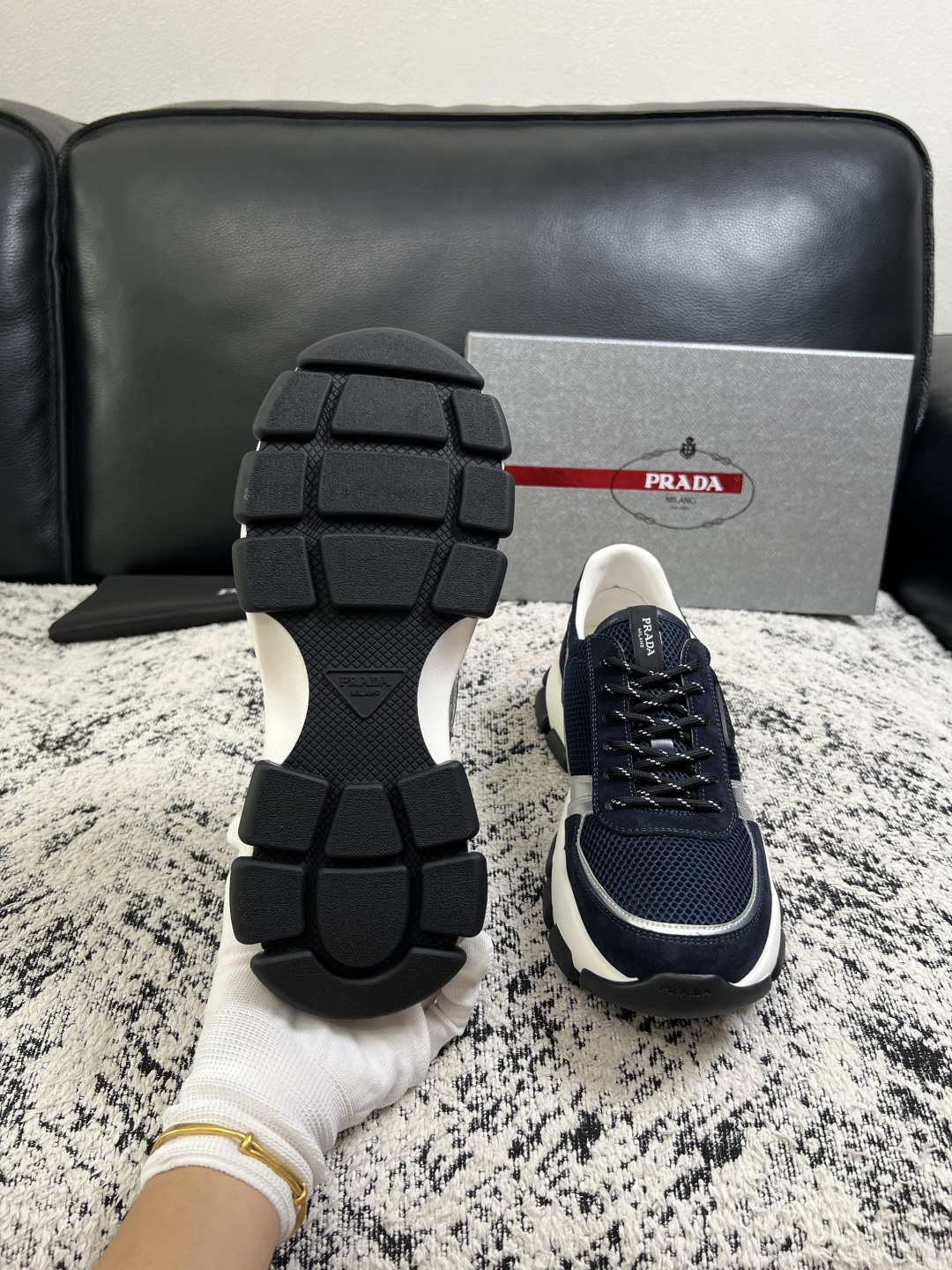 PRADA  高品质  顶级工艺品 普拉达 专柜同步 原厂配置，意大利进口原版牛皮面料，透气舒适进口水染牛里垫，鞋底：原