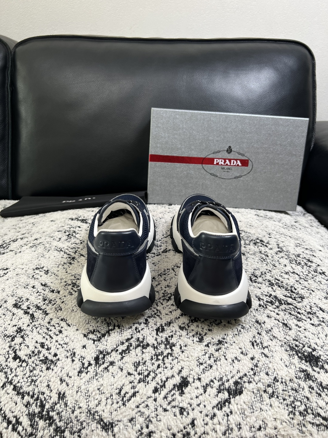 PRADA  高品质  顶级工艺品 普拉达 专柜同步 原厂配置，意大利进口原版牛皮面料，透气舒适进口水染牛里垫，鞋底：原
