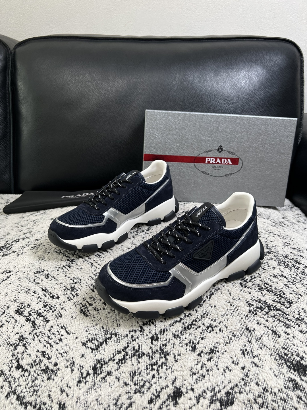 PRADA  高品质  顶级工艺品 普拉达 专柜同步 原厂配置，意大利进口原版牛皮面料，透气舒适进口水染牛里垫，鞋底：原