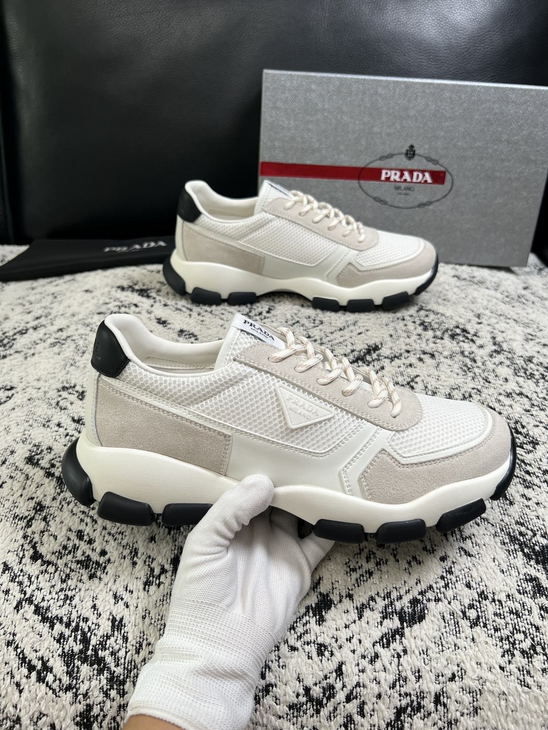 PRADA  高品质  顶级工艺品 普拉达 专柜同步 原厂配置，意大利进口原版牛皮面料，透气舒适进口水染牛里垫，鞋底：原