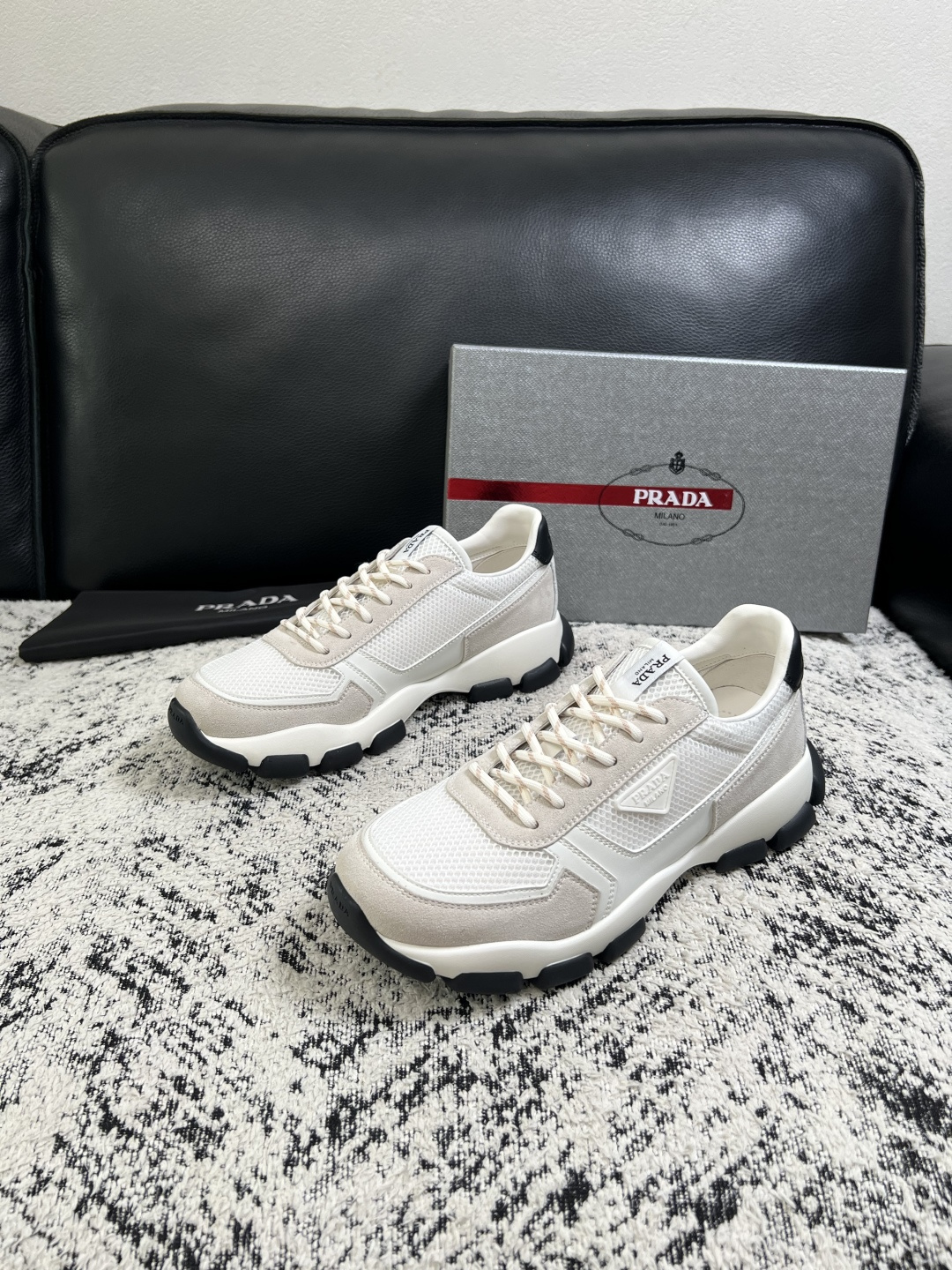 PRADA  高品质  顶级工艺品 普拉达 专柜同步 原厂配置，意大利进口原版牛皮面料，透气舒适进口水染牛里垫，鞋底：原