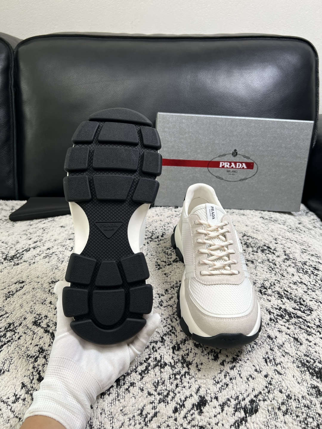 PRADA  高品质  顶级工艺品 普拉达 专柜同步 原厂配置，意大利进口原版牛皮面料，透气舒适进口水染牛里垫，鞋底：原