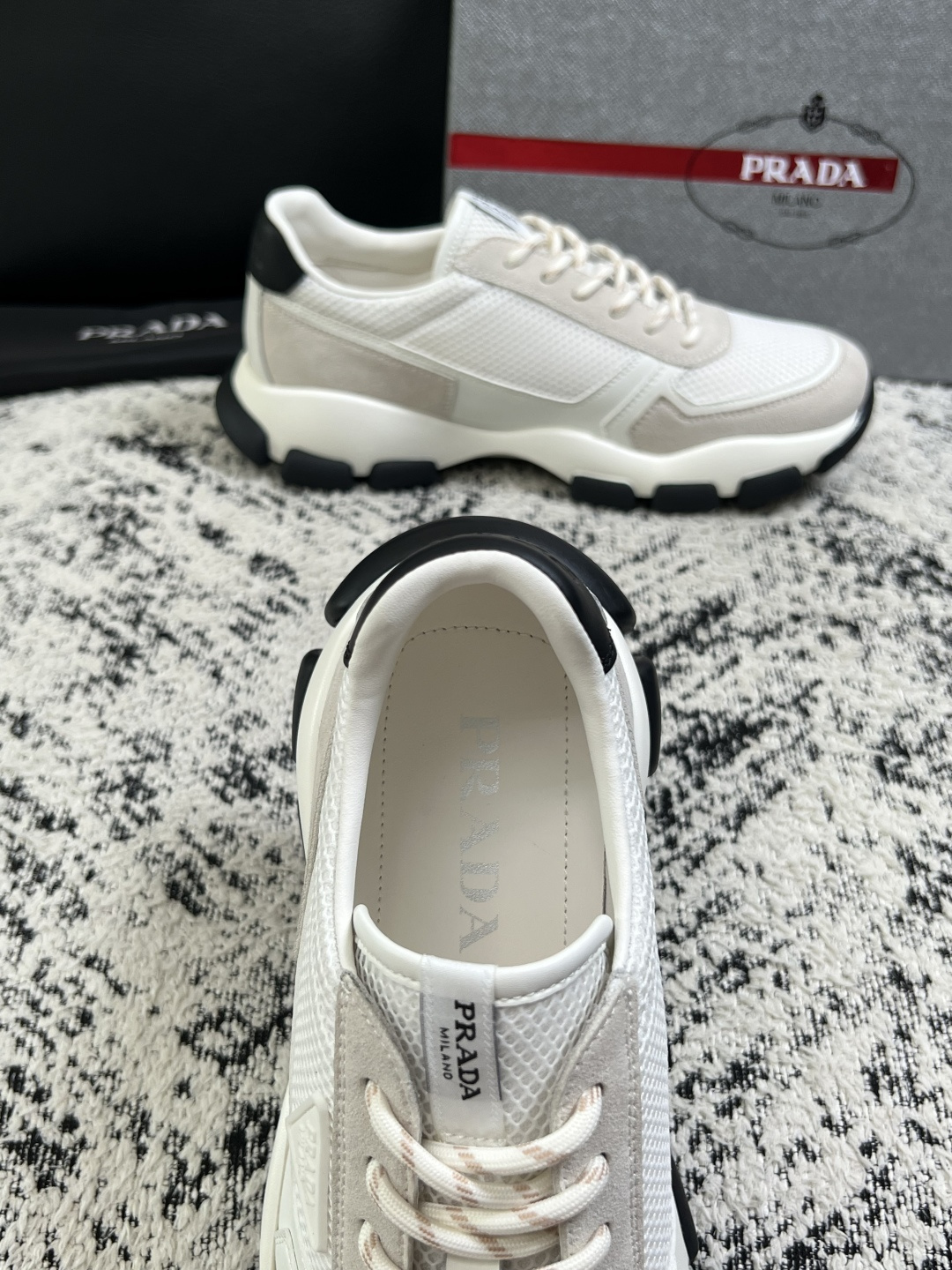 PRADA  高品质  顶级工艺品 普拉达 专柜同步 原厂配置，意大利进口原版牛皮面料，透气舒适进口水染牛里垫，鞋底：原