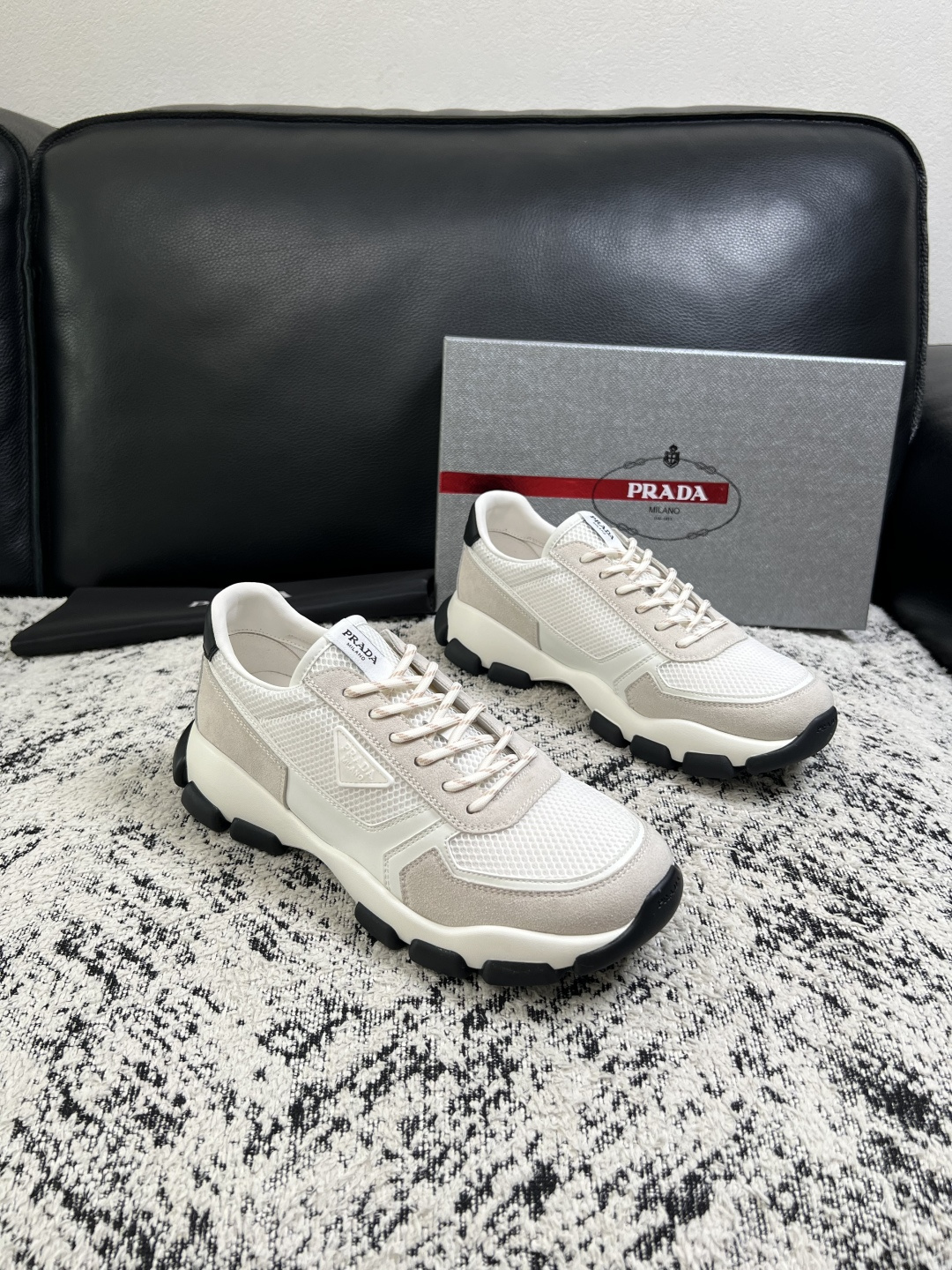 PRADA  高品质  顶级工艺品 普拉达 专柜同步 原厂配置，意大利进口原版牛皮面料，透气舒适进口水染牛里垫，鞋底：原