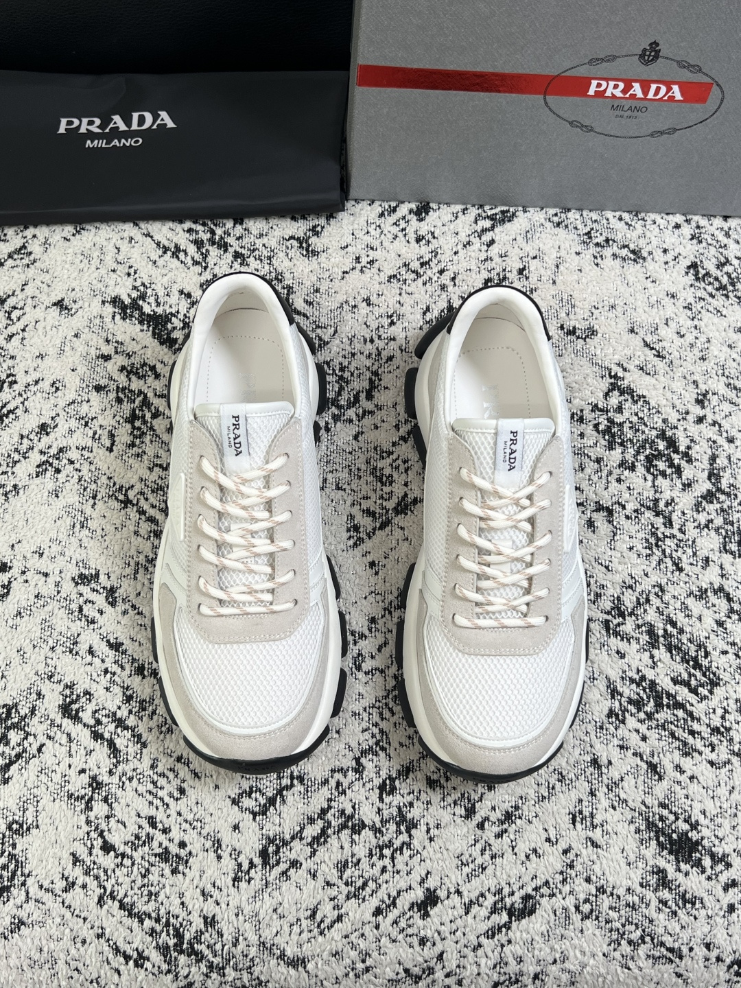 PRADA  高品质  顶级工艺品 普拉达 专柜同步 原厂配置，意大利进口原版牛皮面料，透气舒适进口水染牛里垫，鞋底：原