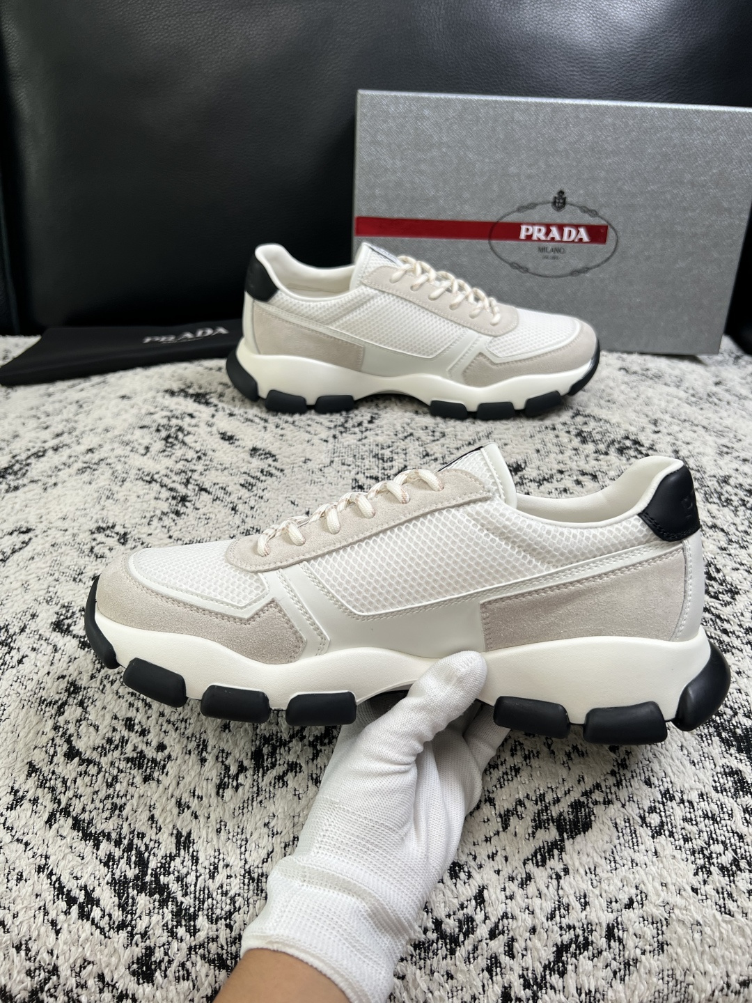 PRADA  高品质  顶级工艺品 普拉达 专柜同步 原厂配置，意大利进口原版牛皮面料，透气舒适进口水染牛里垫，鞋底：原