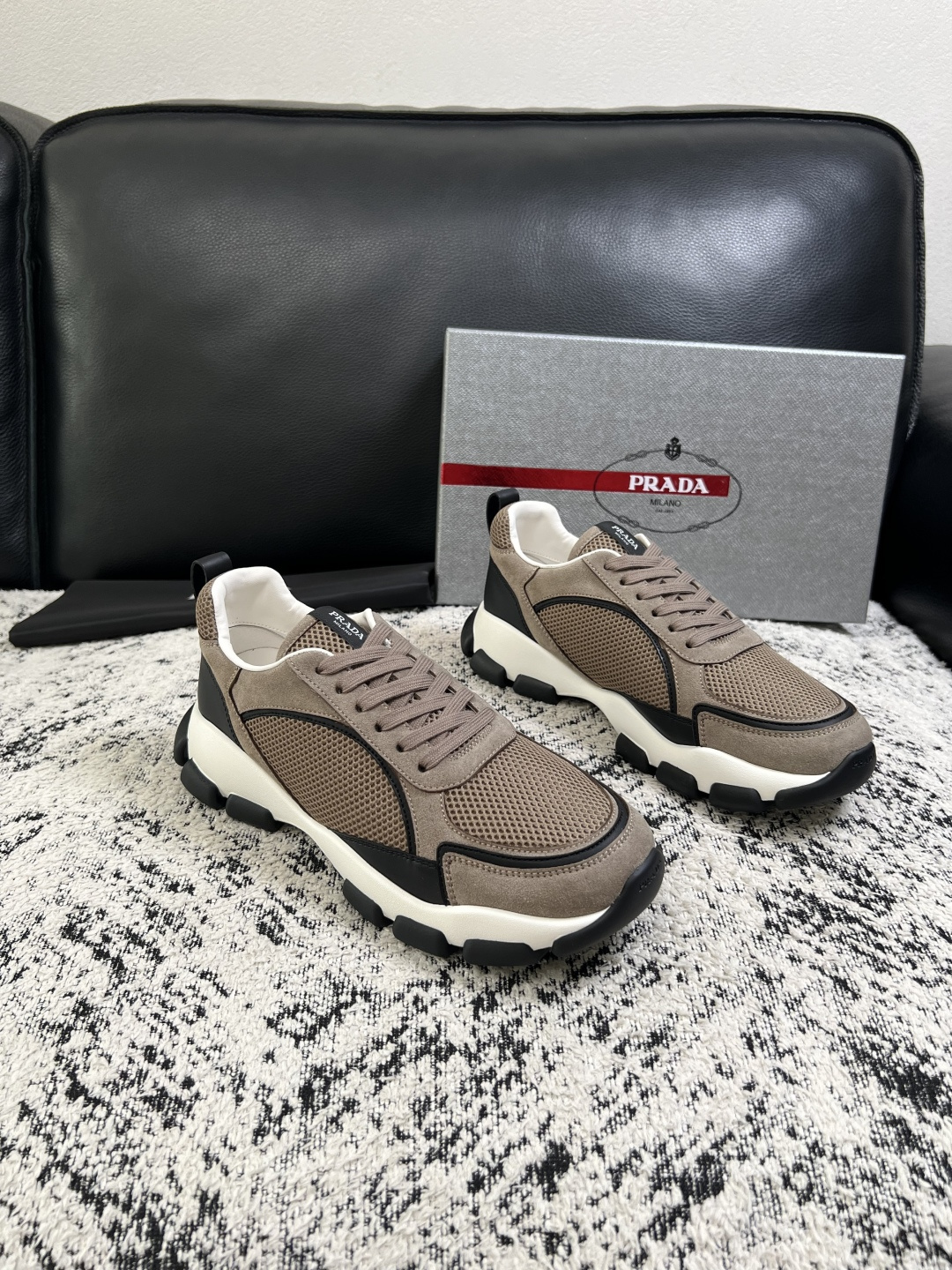 PRADA  高品质  顶级工艺品 普拉达 专柜同步 原厂配置，意大利进口原版牛皮面料，透气舒适进口水染牛里垫，鞋底：原